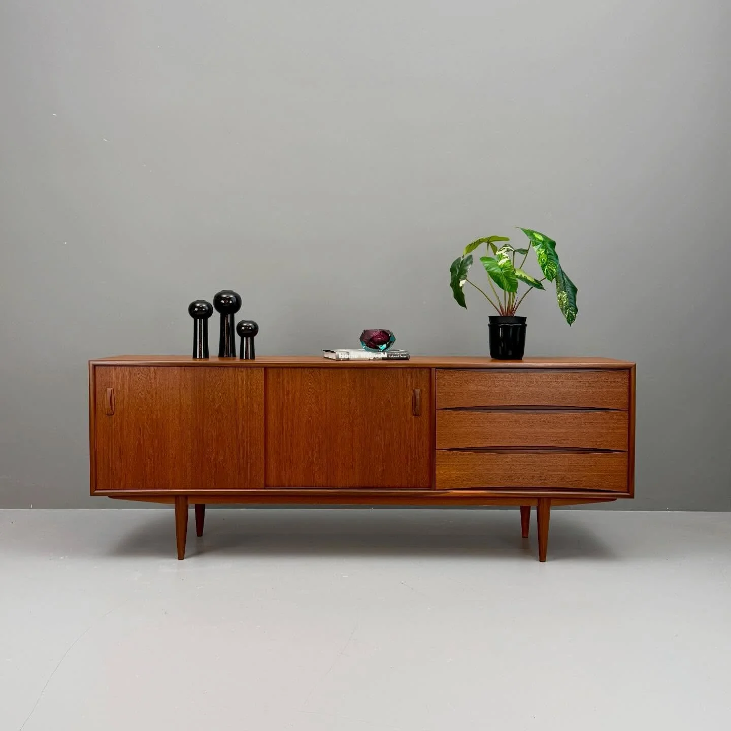 Midcentury Teak Sideboard, CH

2200 Chf
L200 T45 H75

#teaksideboard #sideboard #midcenturysideboard #vintagesideboard #wohninspiration