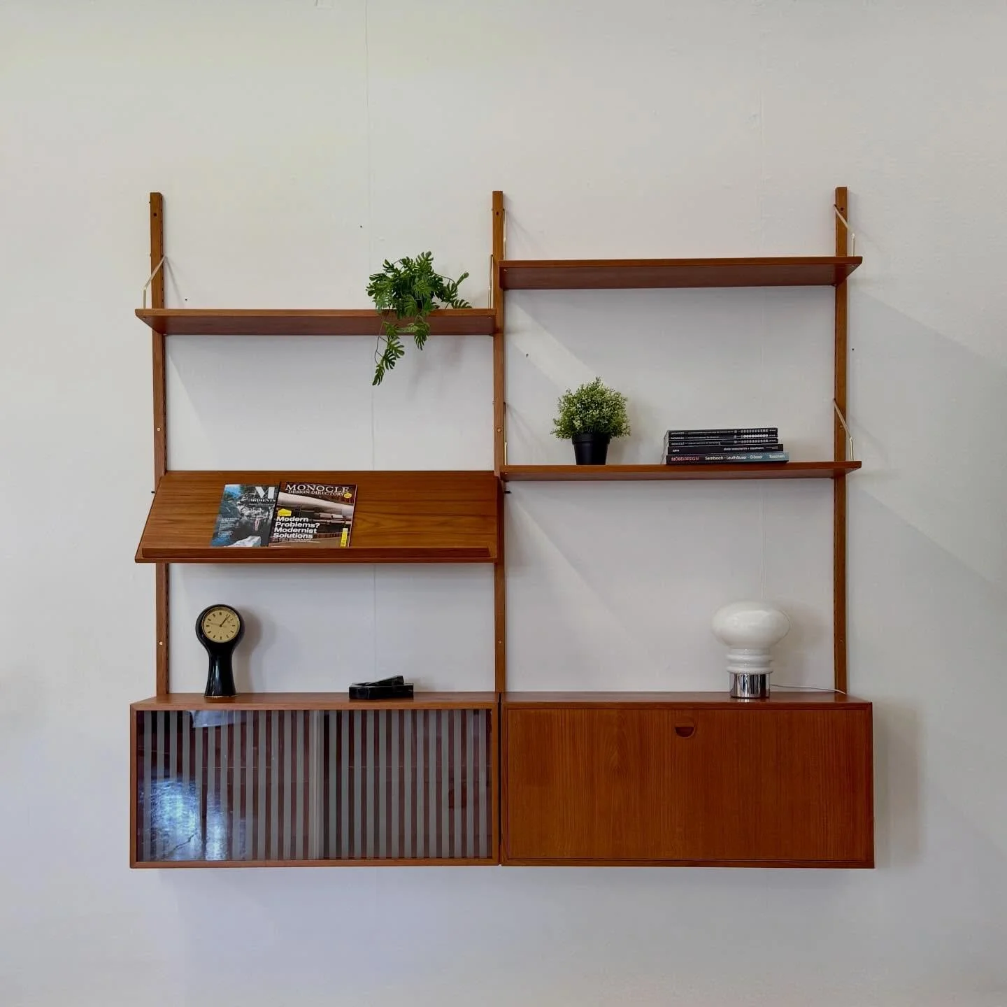 Regalsystem in Teak von Poul Cadovius

1950 Chf
H178 B182 T30/22

#poulcadovius #teakfurniture #regalsystem #designklassiker #midcenturyfurniture