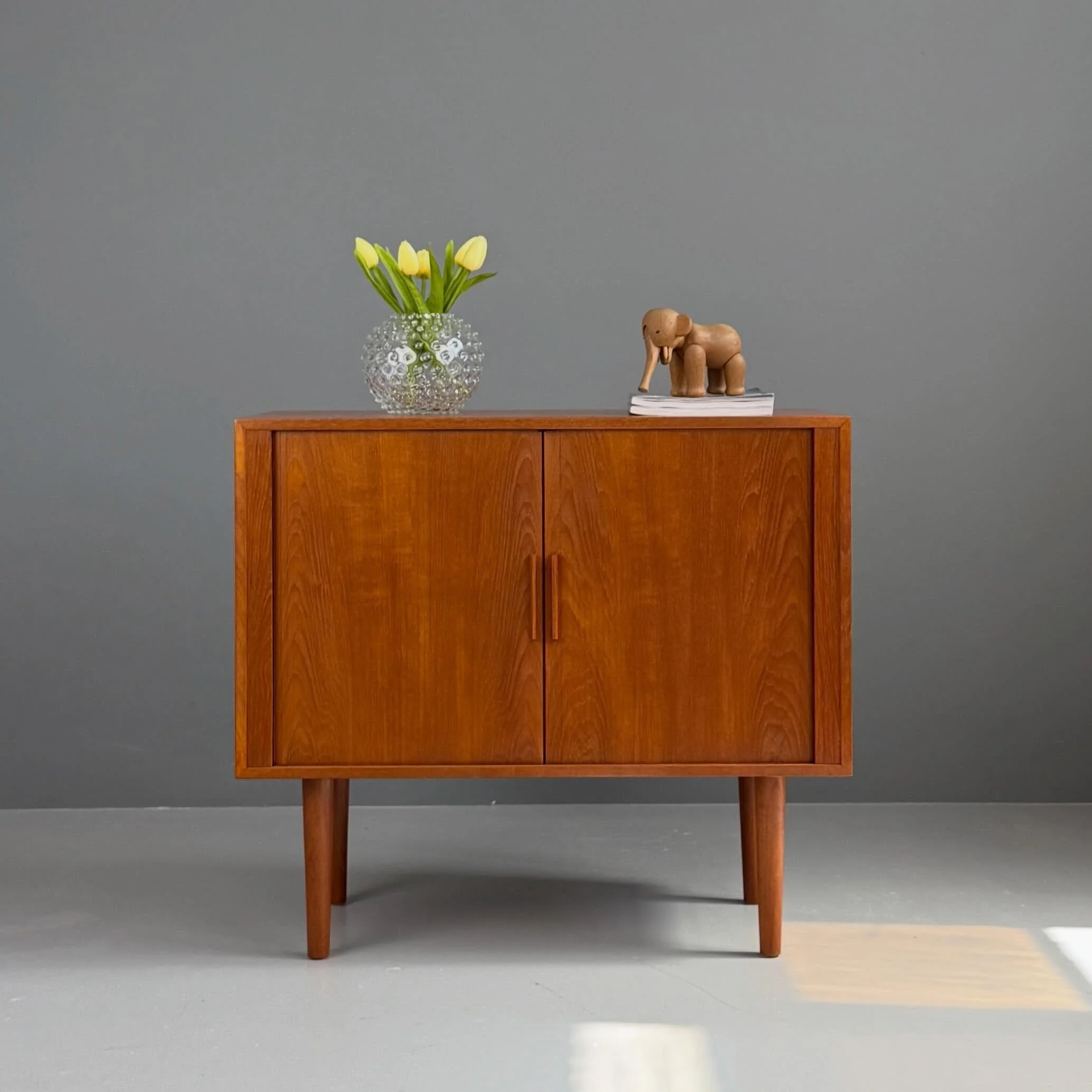 Teak Kommode von Kai Kristiansen

650 Chf 
B86 T40 H76

#teakfurniture #kaikristiansen #midcenturyfurniture #kommode #danishfurniture