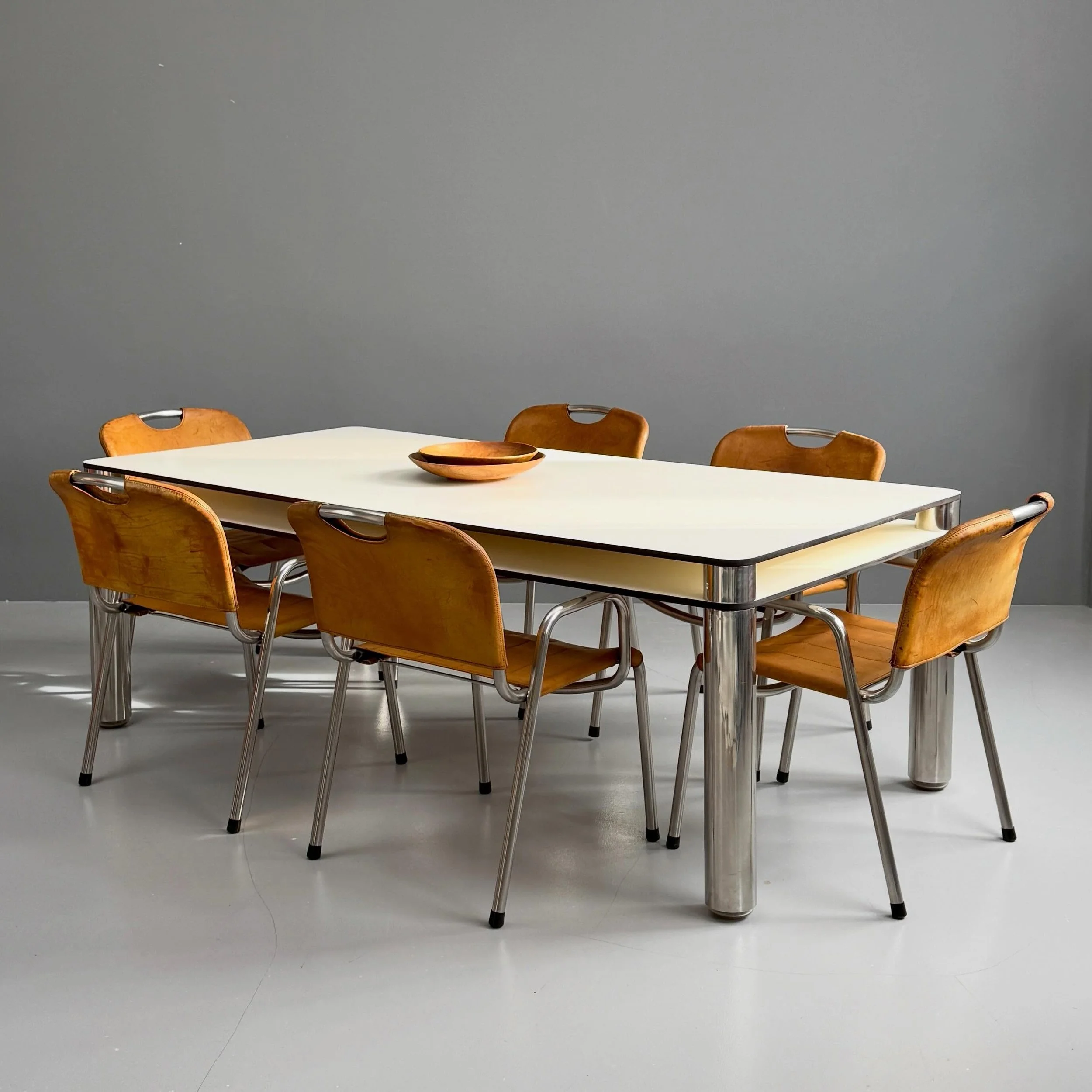 Maestro Tisch von Joe Colombo, Zanotta 

2250 Chf
L199 B100 H70

Achille Castiglioni
St&uuml;hle 250 Chf / Stk. 
Set bevorzugt 

#joecolombo #zanotta #maestro #vintagetable #achillecastiglioni