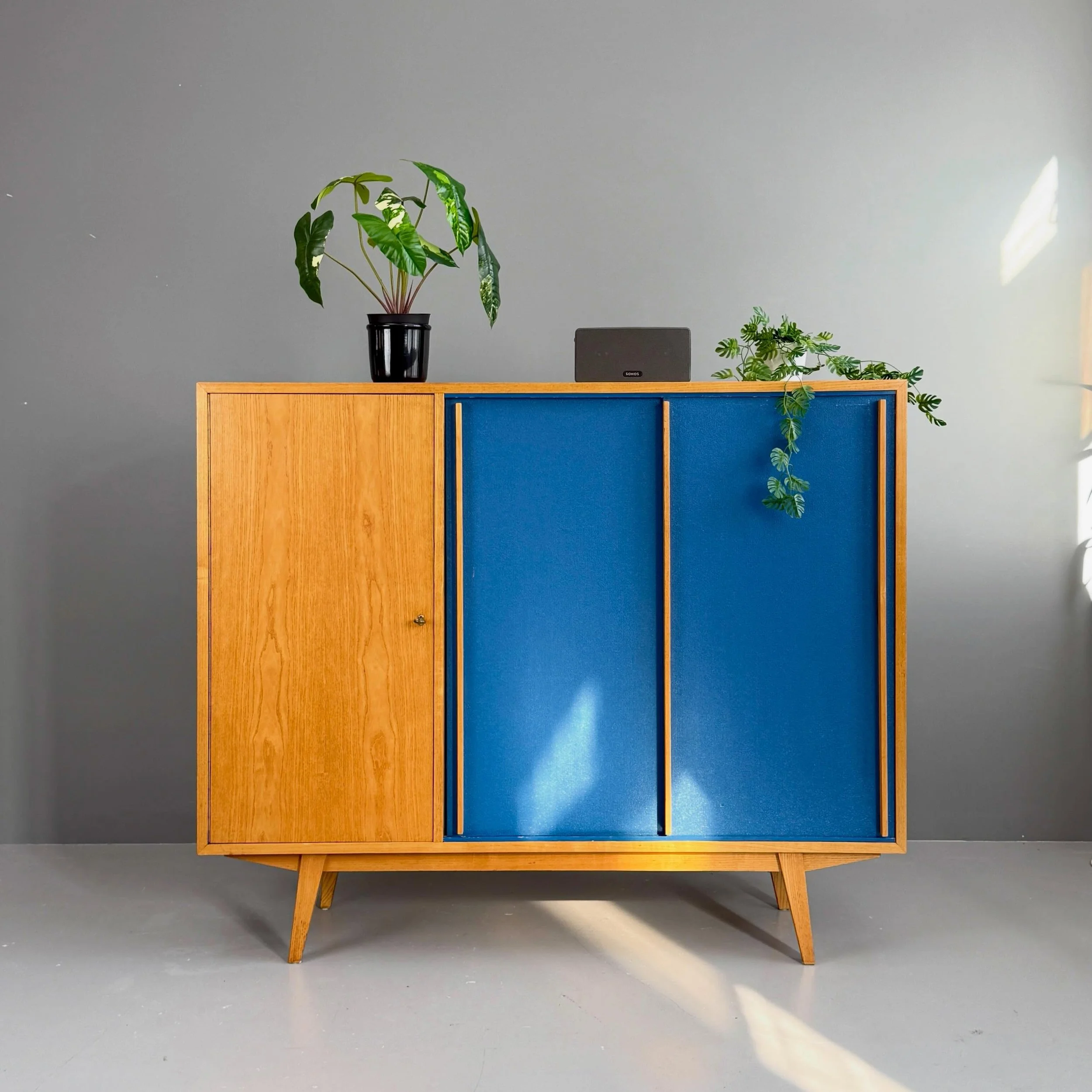 Vintage Highboard von Victoria M&ouml;bel

750 Chf
L155 T42 H128

#highboard #victoriam&ouml;bel #swissmade #sideboard #kleiderschrank