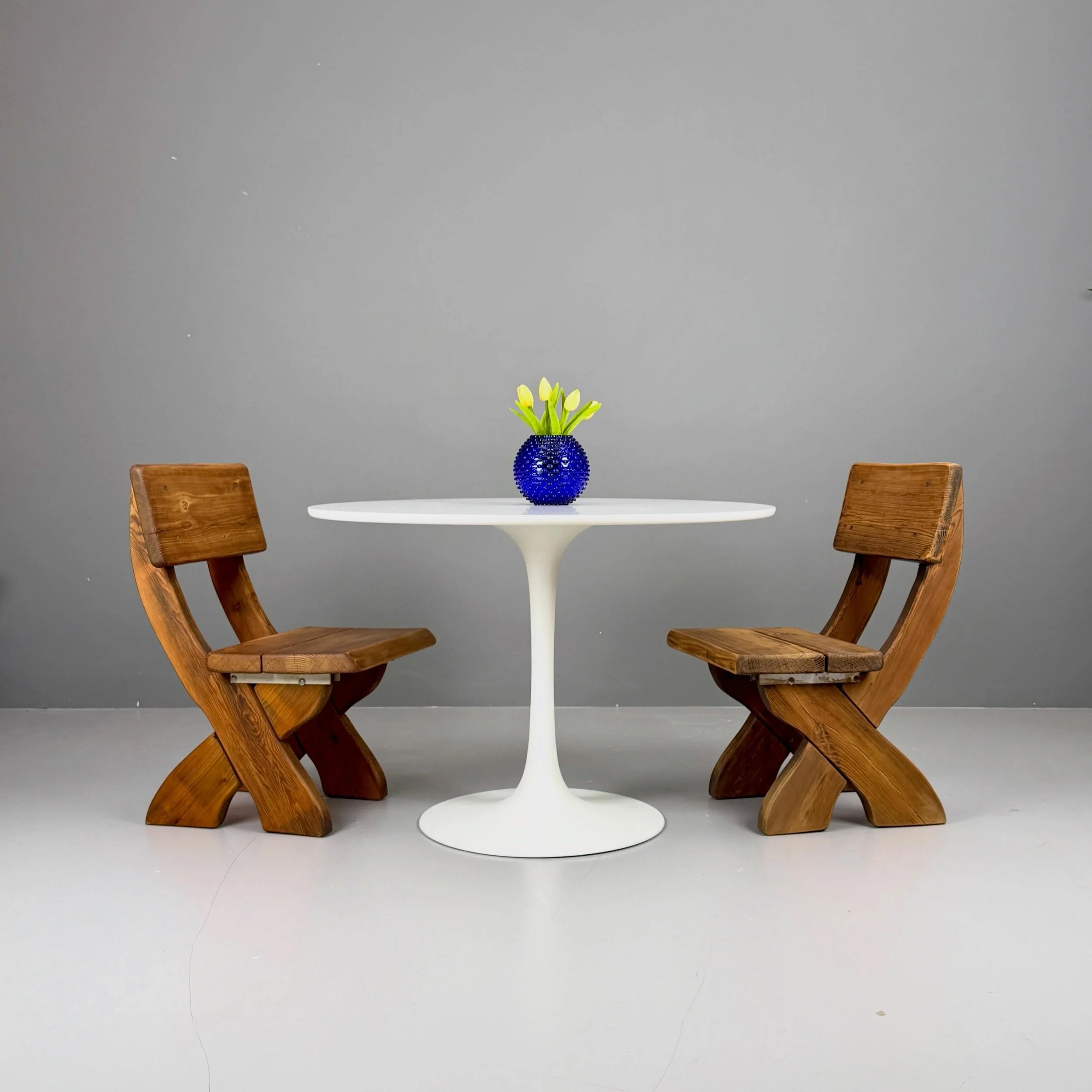 Arkana Tulip Tisch

1050 Chf
D105 H73

Holzst&uuml;hle 
260 Chf / Stk.

#arkana #mauriceburke #tuliptable #holzstuhl #bluevase