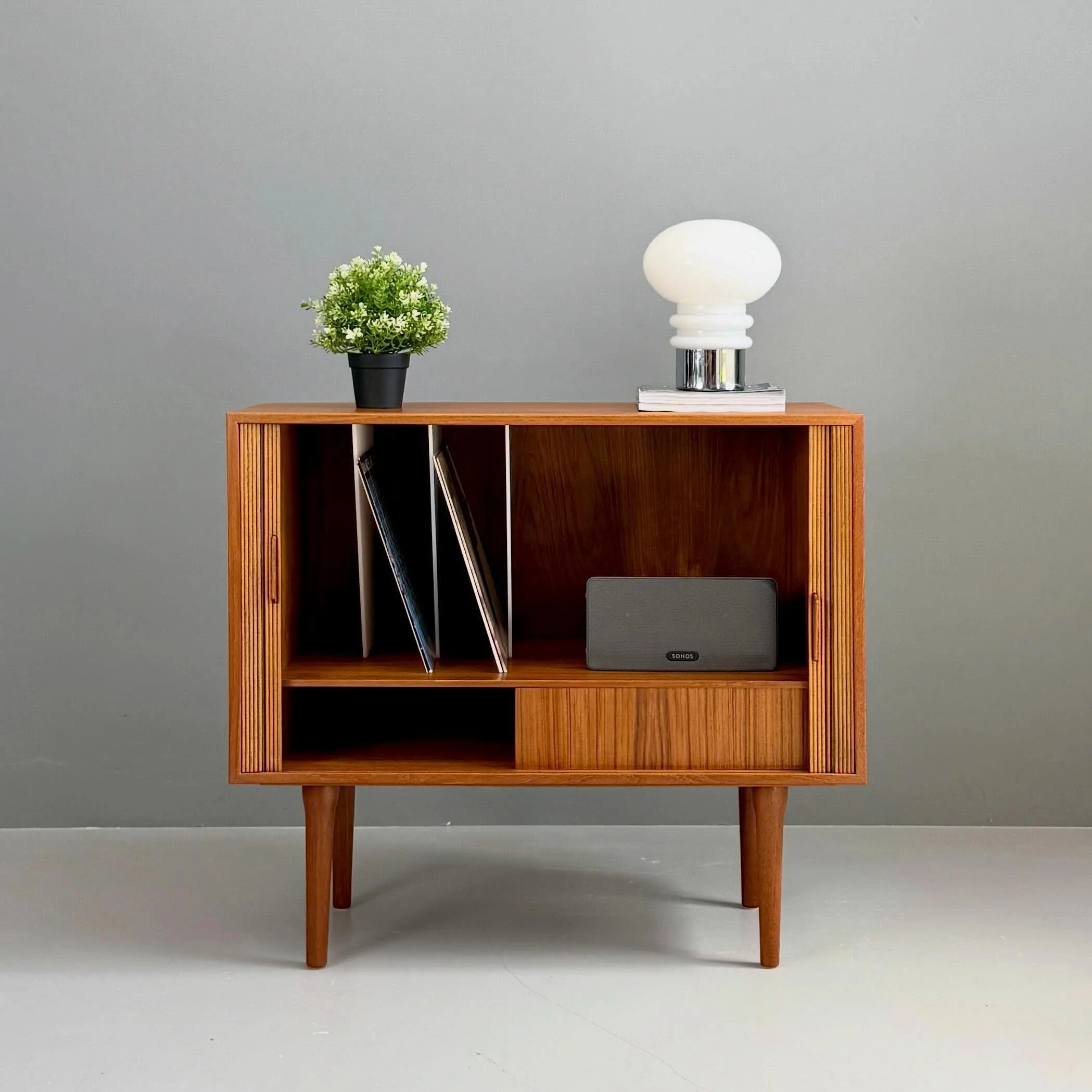 Teak Kommode von Kai Kristiansen

680 Chf
B86 T40 H76

Lampe 260 Chf

#teakfurniture #kaikristiansen #midcenturyfurniture #kommode #danishfurniture