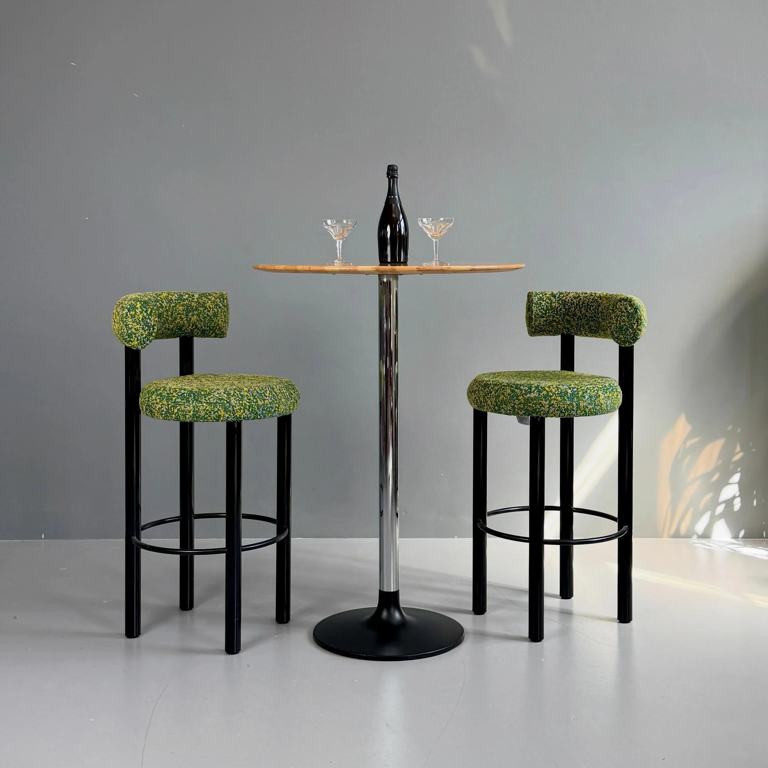 Dixon meets Dietiker

Fat Bar Stool von Tom Dixon
mit Kvadrat Stoff Atom von Raf Simons
einmalige Anfertigung 
550 Chf / Stk
SH85

Hochtisch von Dietiker
550 Chf
D80 H110

#tomdixon #barhocker #dietiker #rafsimons #kvadrat