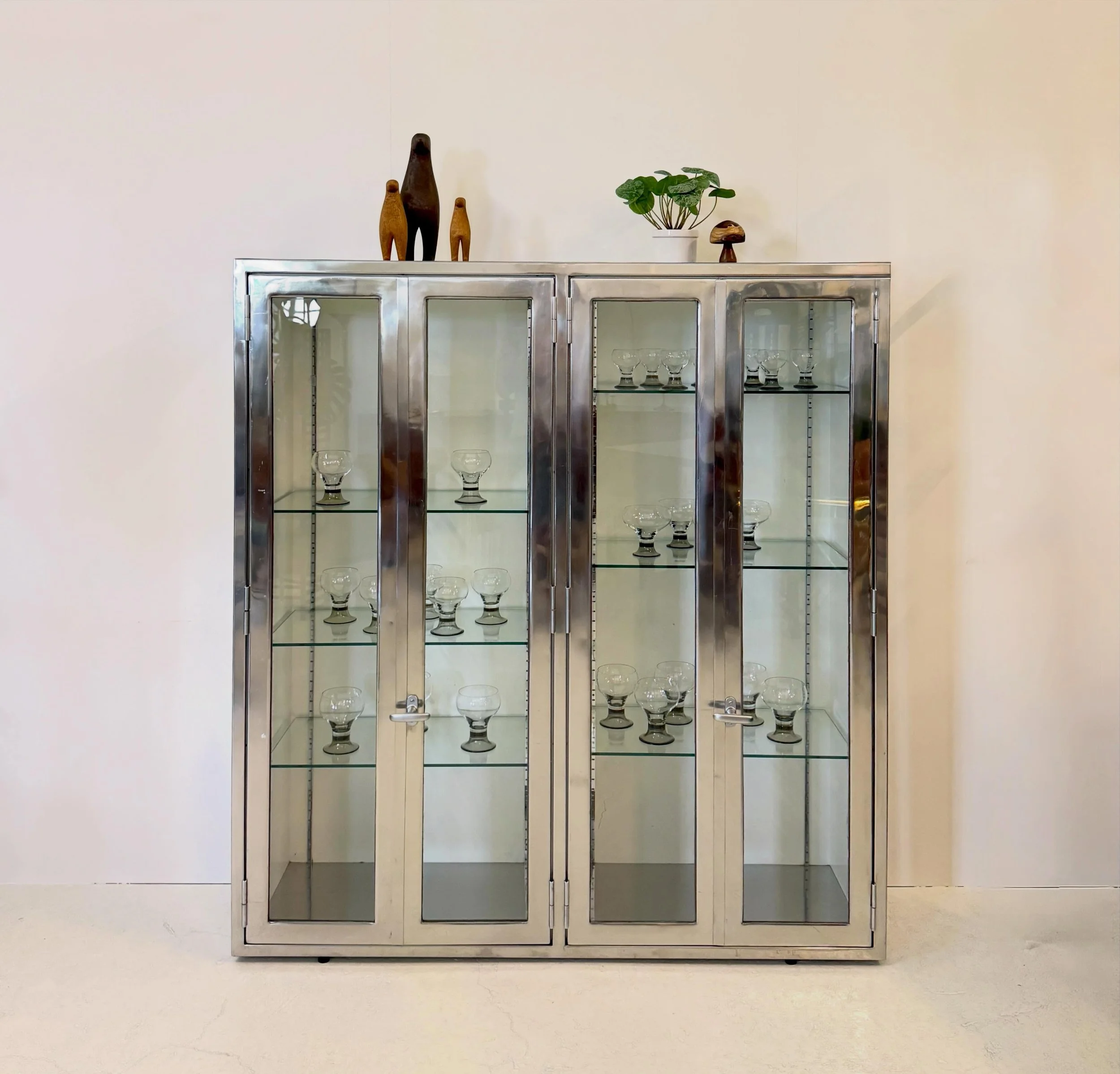 Grosse Edelstahl Glasvitrine 

1850 Chf
B147 T38 H157

#glasvitrine #edelstahl #vintagevitrine #showcase #midcenturyfurniture
