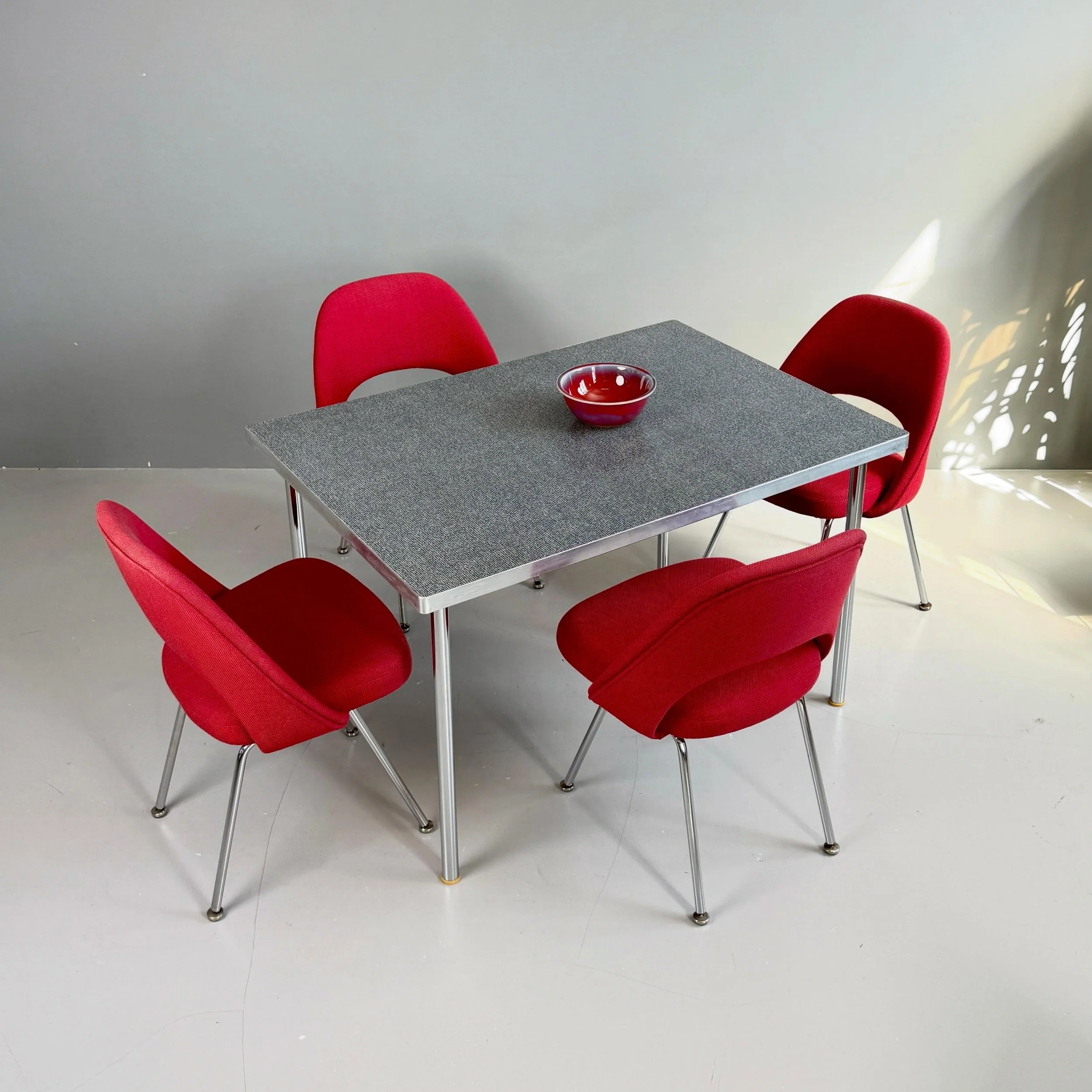 Horgen Glarus Esstisch von 1963

650 Chf
L120 B85 H74

6 Saarinen St&uuml;hle
&agrave; 450 Chf 

#horgenglarus #saarinen #eerosaarinen #k&uuml;chentisch #vintagekitchen