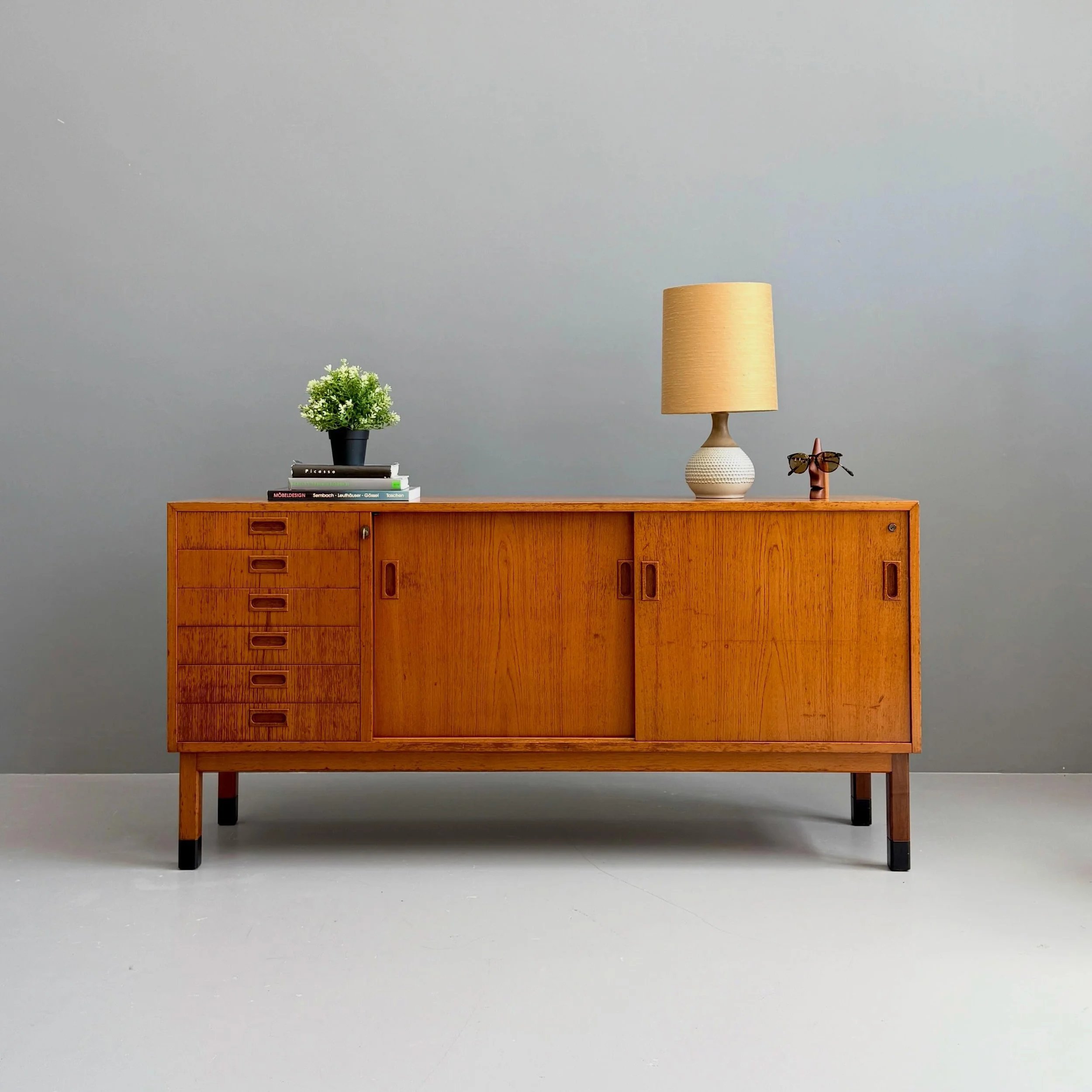 Teak Sideboard mit viel Charakter 

750 Chf
L153 T42 H75

Lampe 260 Chf

Brillenhalter 35 Chf

#teaksideboard #sideboard #midcenturysideboard #vintagesideboard #keramiklampe