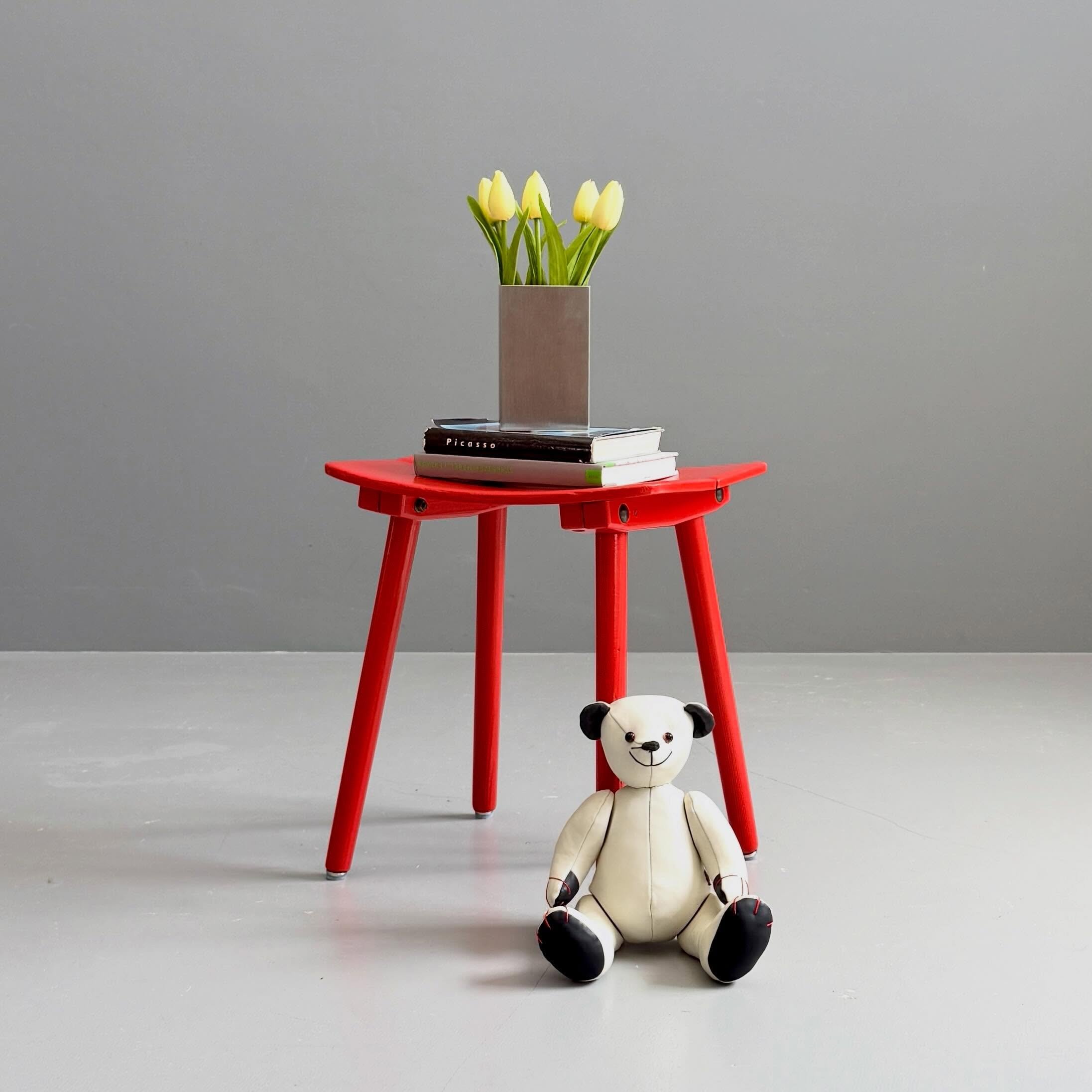 Ein roter Hocker von Jacob M&uuml;ller f&uuml;r Wohnhilfe

360 Chf

Teddy 80 Chf

#wohnhilfe #jacobm&uuml;ller #hocker #rot #teddy