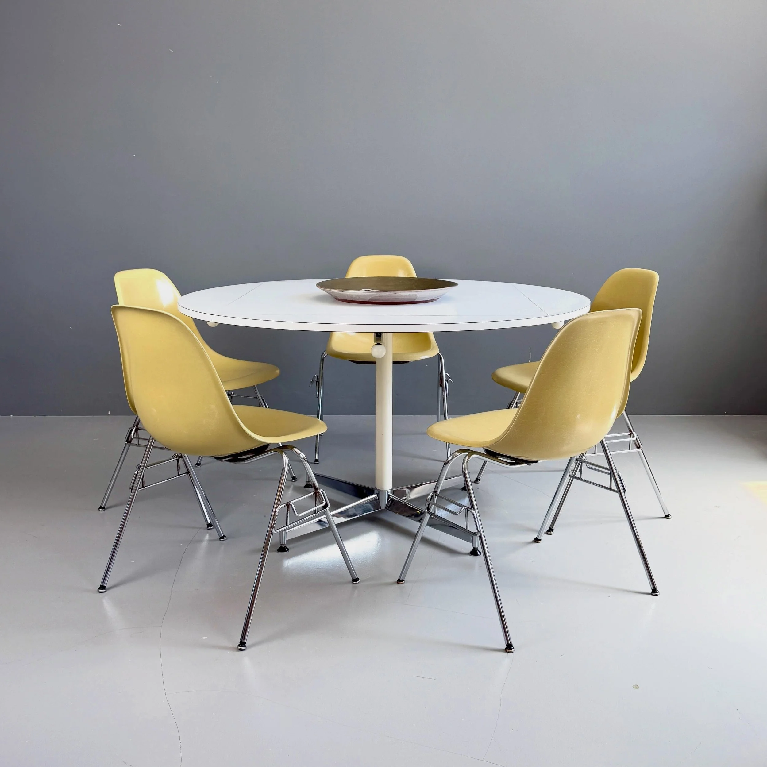 Grosser Kunstharz Tisch zum Vergr&ouml;ssern 

950 Chf
B 92 x 92 D130 H74

Eames Sidechairs
6 x 350 Chf

#eames #sidechair #esstisch #eameschair #esszimmer