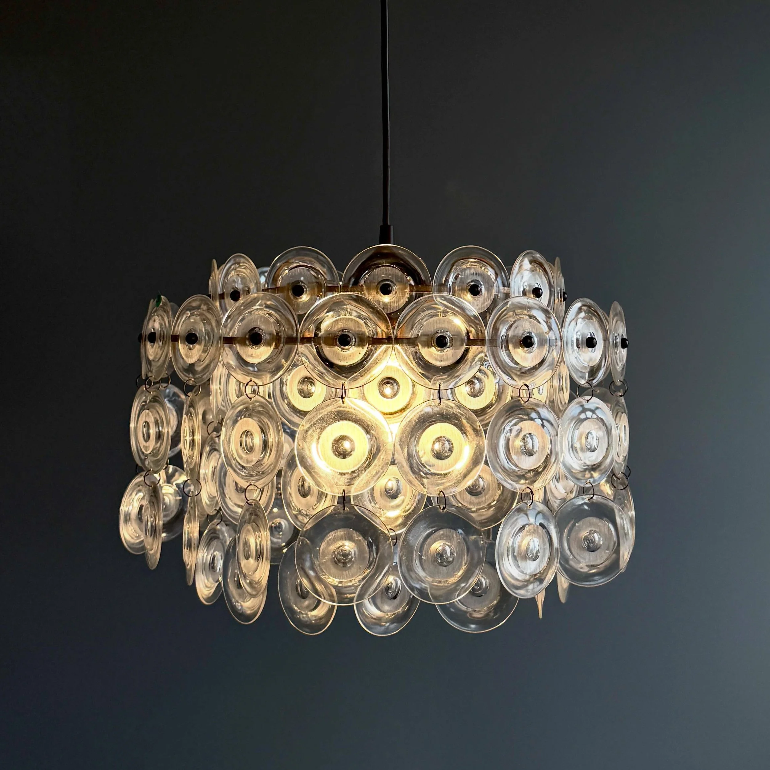 H&auml;ngelampe mit Acrylglasscheiben

360 Chf
D36 H

#vintagelamp #h&auml;ngelampe #chandelier #plexiglas #acrylglas