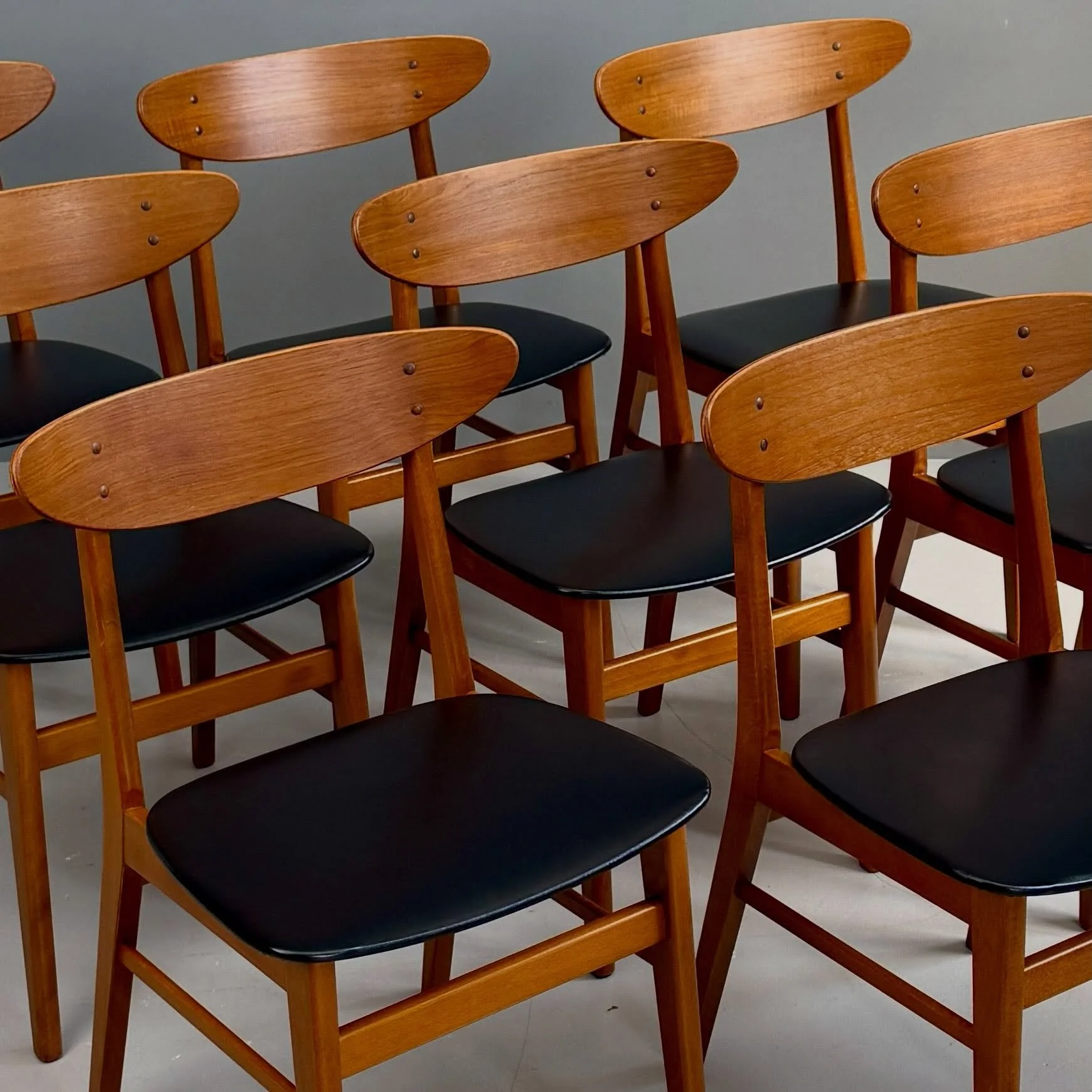 Farstrup Teak St&uuml;hle

120 - 180 Chf / Stk.
12 Stk verf&uuml;gbar

#farstrup #teakst&uuml;hle #danishdesign #teakchairs #st&uuml;hle