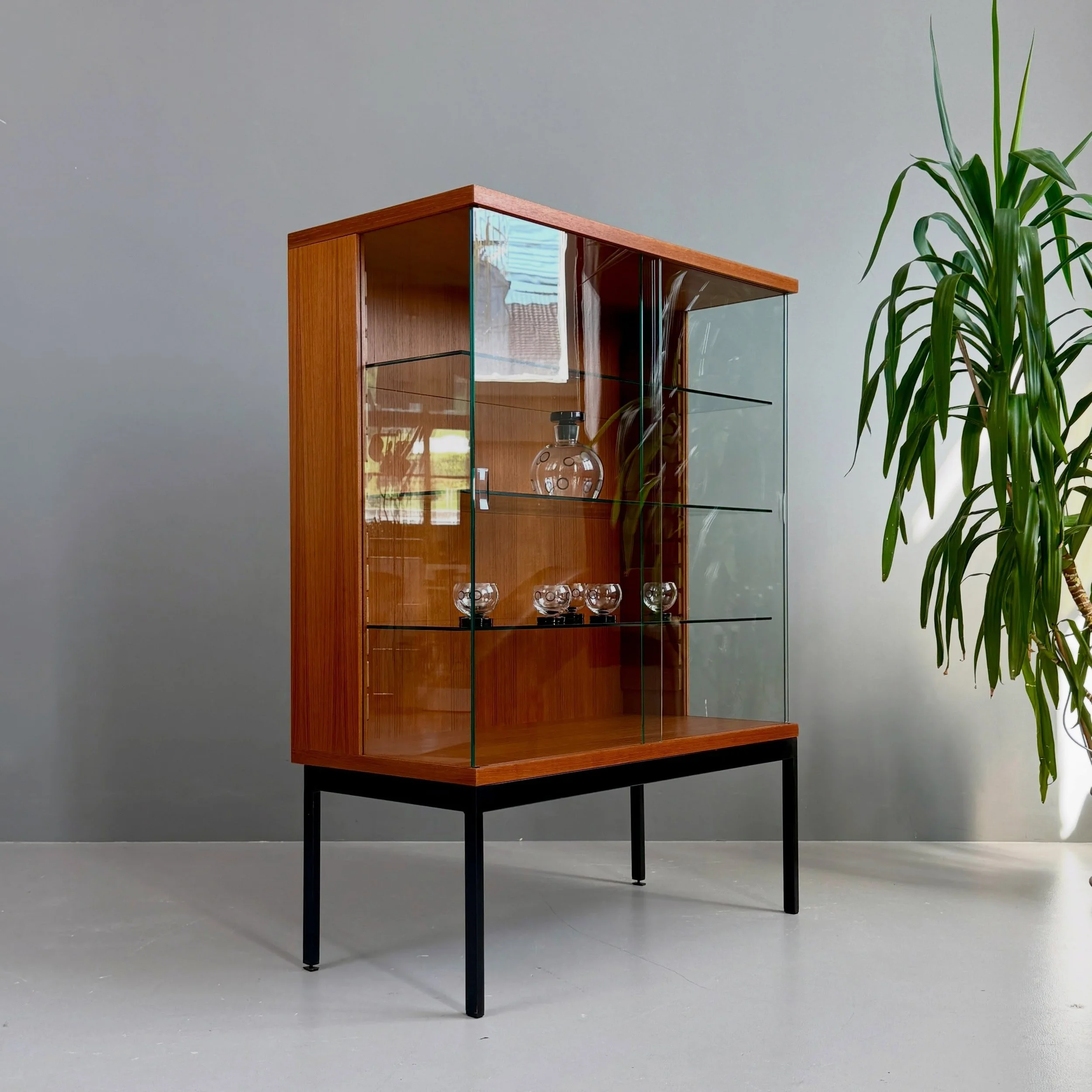 Vitrine aus Teakholz von Dieter Weackerlin

1350 Chf
B86 T43 H120

#dieterwaeckerlin #behr #vitrine #designklassiker #swissdesign