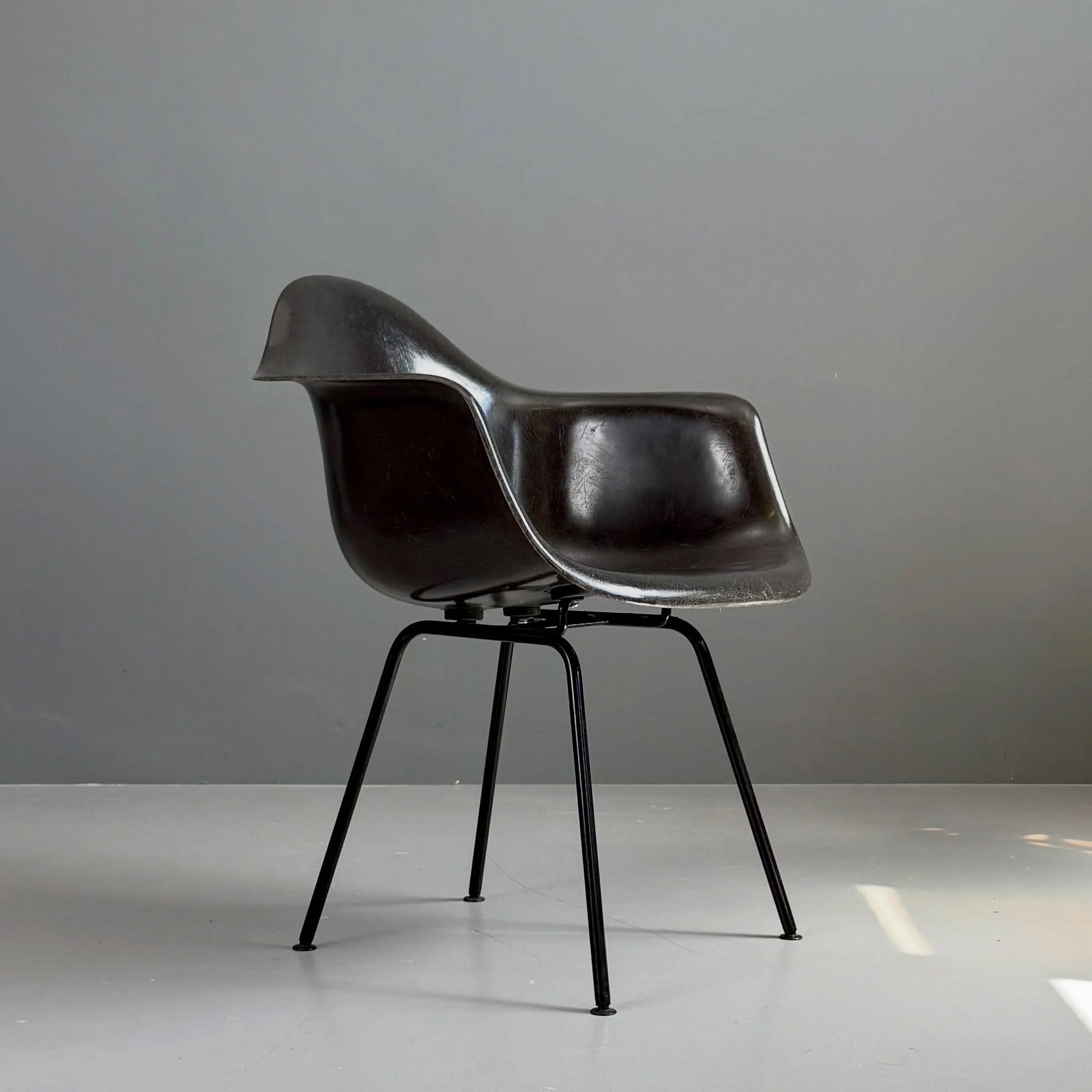 Eames Fiberglas Armchair, Herman Miller

1150 Chf
dunkles anthrazit 

#eameschair #eamesarmchair #hermanmiller #vitra #designklassiker