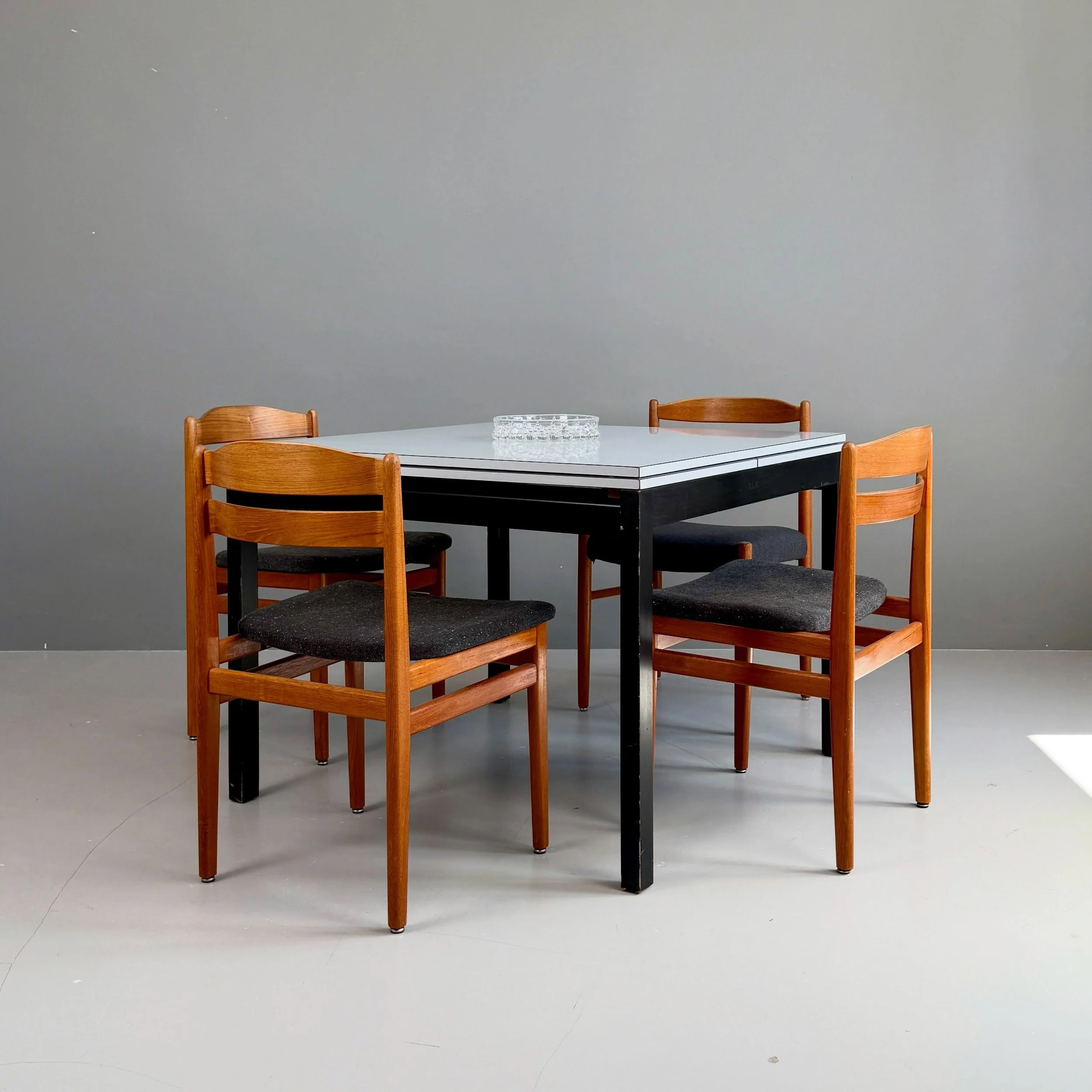 Quadratischer Auszugtisch von Willy Guhl

1050 Chf
B 95x95 L190 H72

St&uuml;hle je 300 Chf

#willyguhl #designklassiker #tisch #swissmade #swissdesign