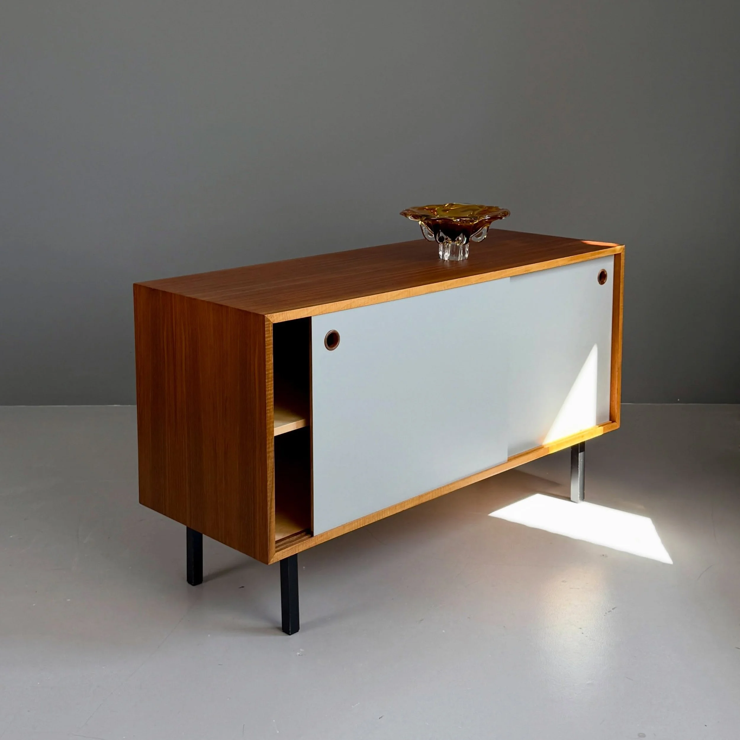 Nussbaum Sideboard mit Wende-/ Schiebet&uuml;ren

650 Chf
L125 B46 H72

#sideboard #nussbaum #vintagesideboard #restauriert #restored