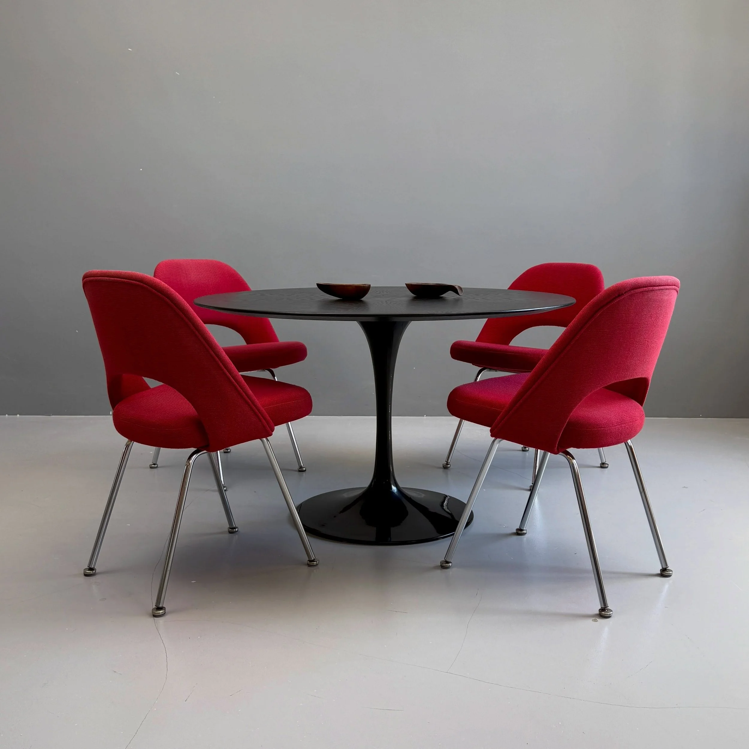 Black Saarinen Tulip Table in Oak

2600 Chf
D120 H72

Eero Saarinen Executive Chairs
450 Chf / chair
(6 available)

#saarinen #knollinternational #tuliptable #designklassiker #eerosaarinen