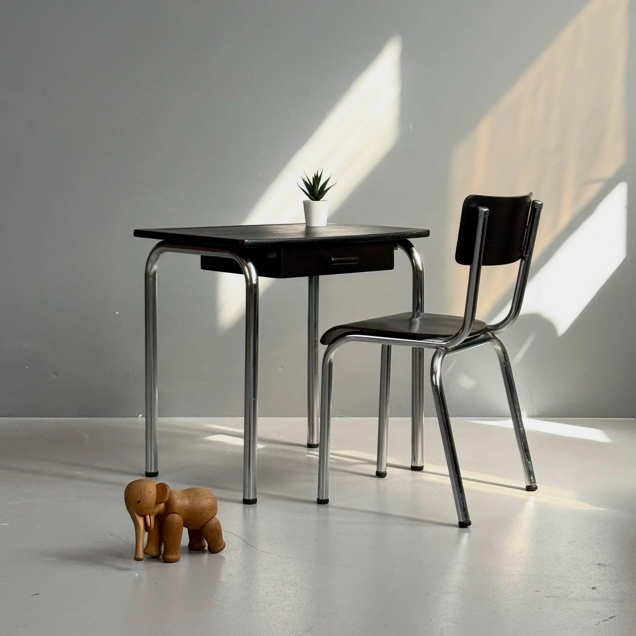 Kids Bauhaus Desk &amp; Chair 

Set 320 Chf
B50 T35 H49
SH33

#bauhaus #kidsdesk #schreibtisch #bauhausdesign #bauhausstil