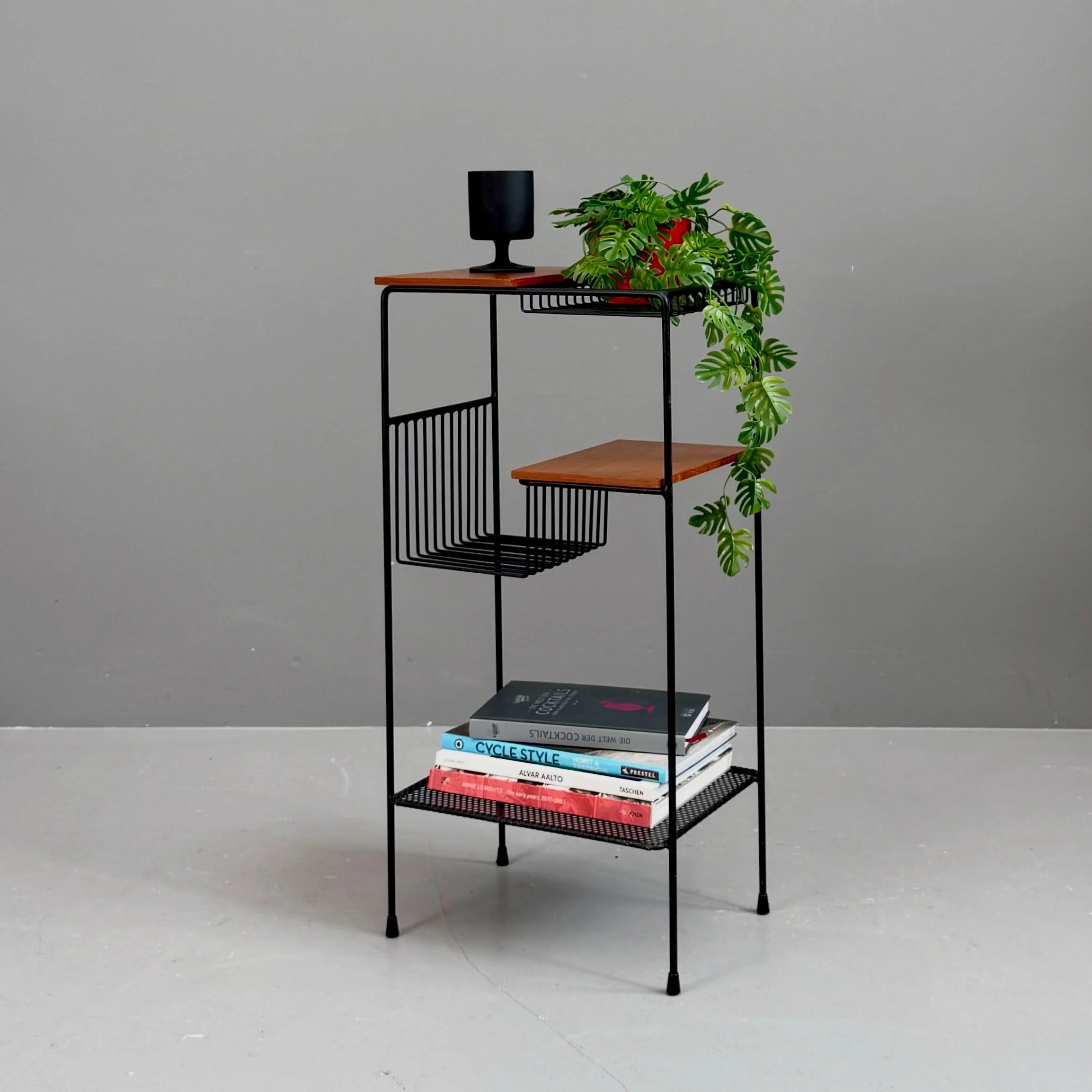 String Beistelltisch / Etagere

340 Chf
H73 B35 T26

#etagere #beistelltisch #zeitungsst&auml;nder #wohnideen #wohninspiration