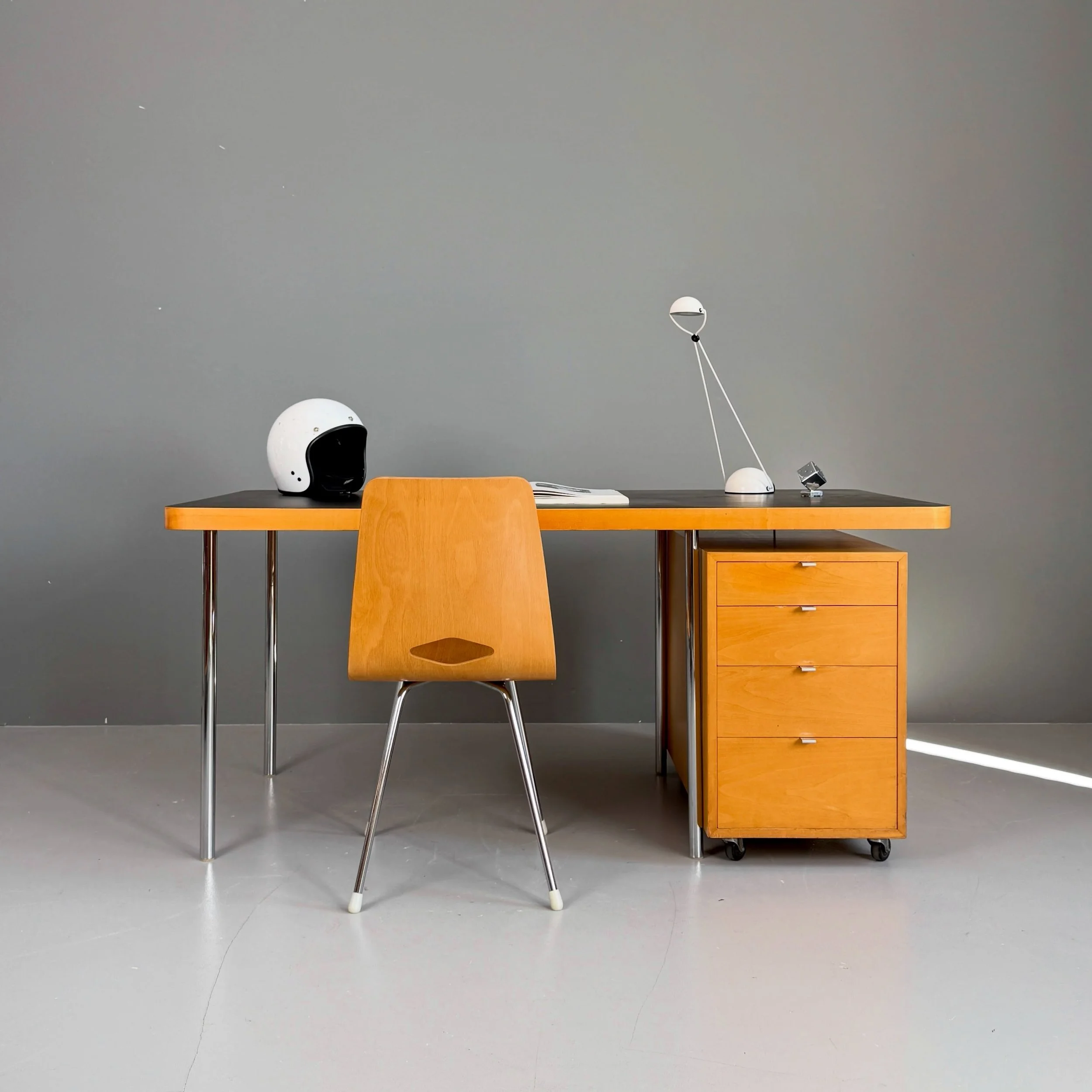 Marcel Breuer Schreibtisch mit Korpus, Wohnbedarf

2850 Chf
L160 B80 H73

#marcelbreuer #wohnbedarf #schreibtisch #designklassiker #swissmade