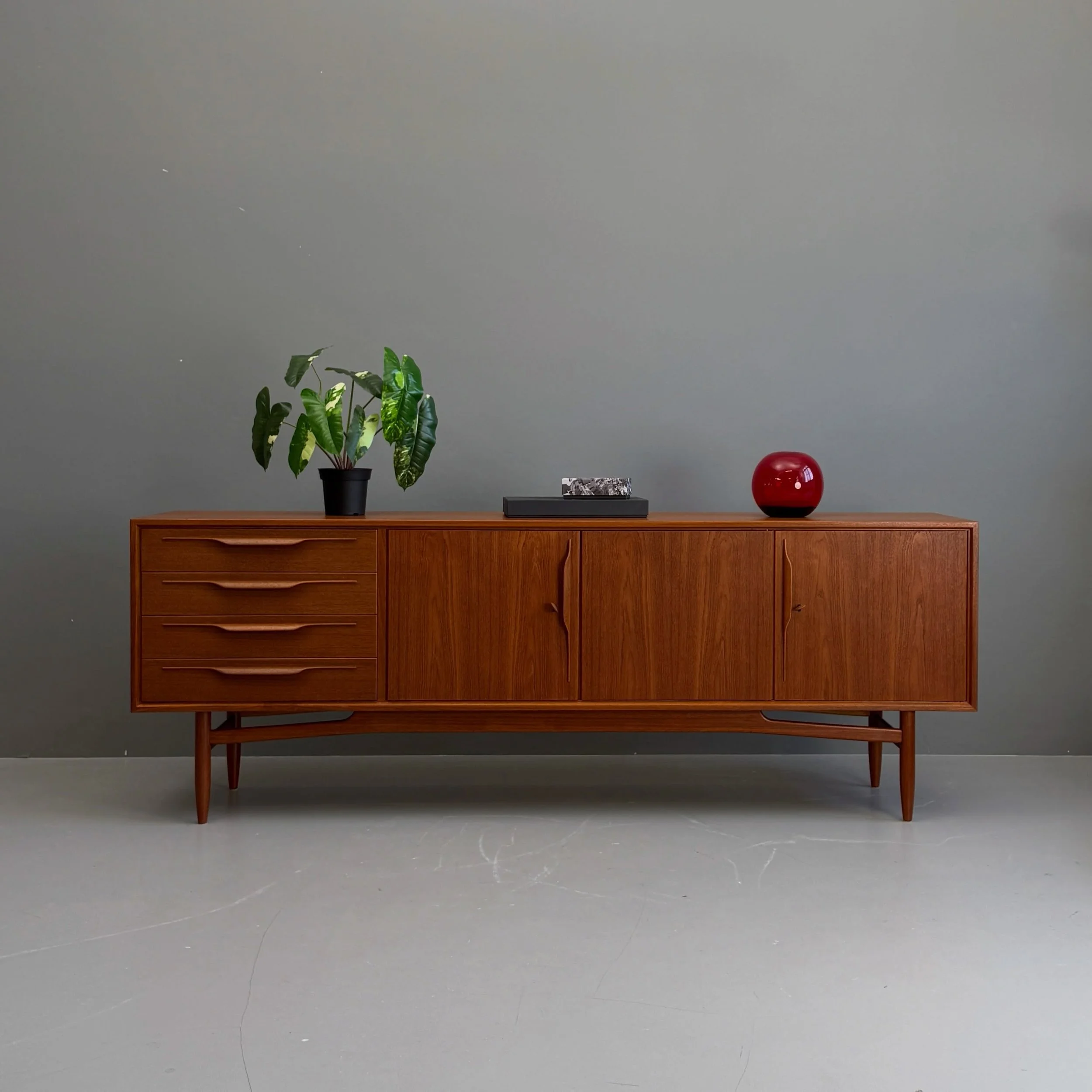 Teak Sideboard von Swiss Teak

3200 Chf
L220 T47 H80

#swissteak #teaksideboard #teakfurniture #sideboard #swissmade