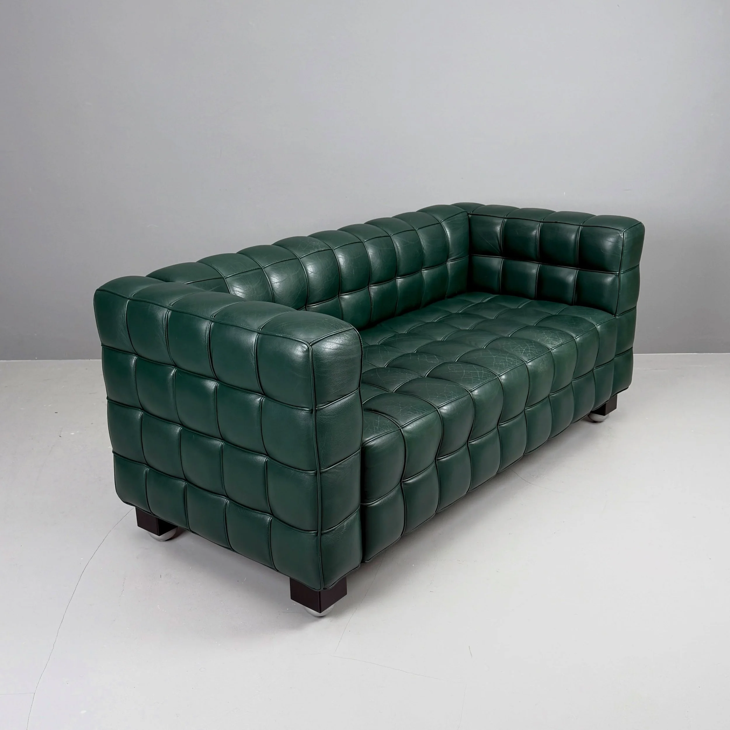 Kubus Sofa von Josef Hoffmann f&uuml;r Wittmann, Austria

4500 Chf
L166 T80 H72

#wittmann #josefhoffmann #kubussofa #designklassiker #designsofa