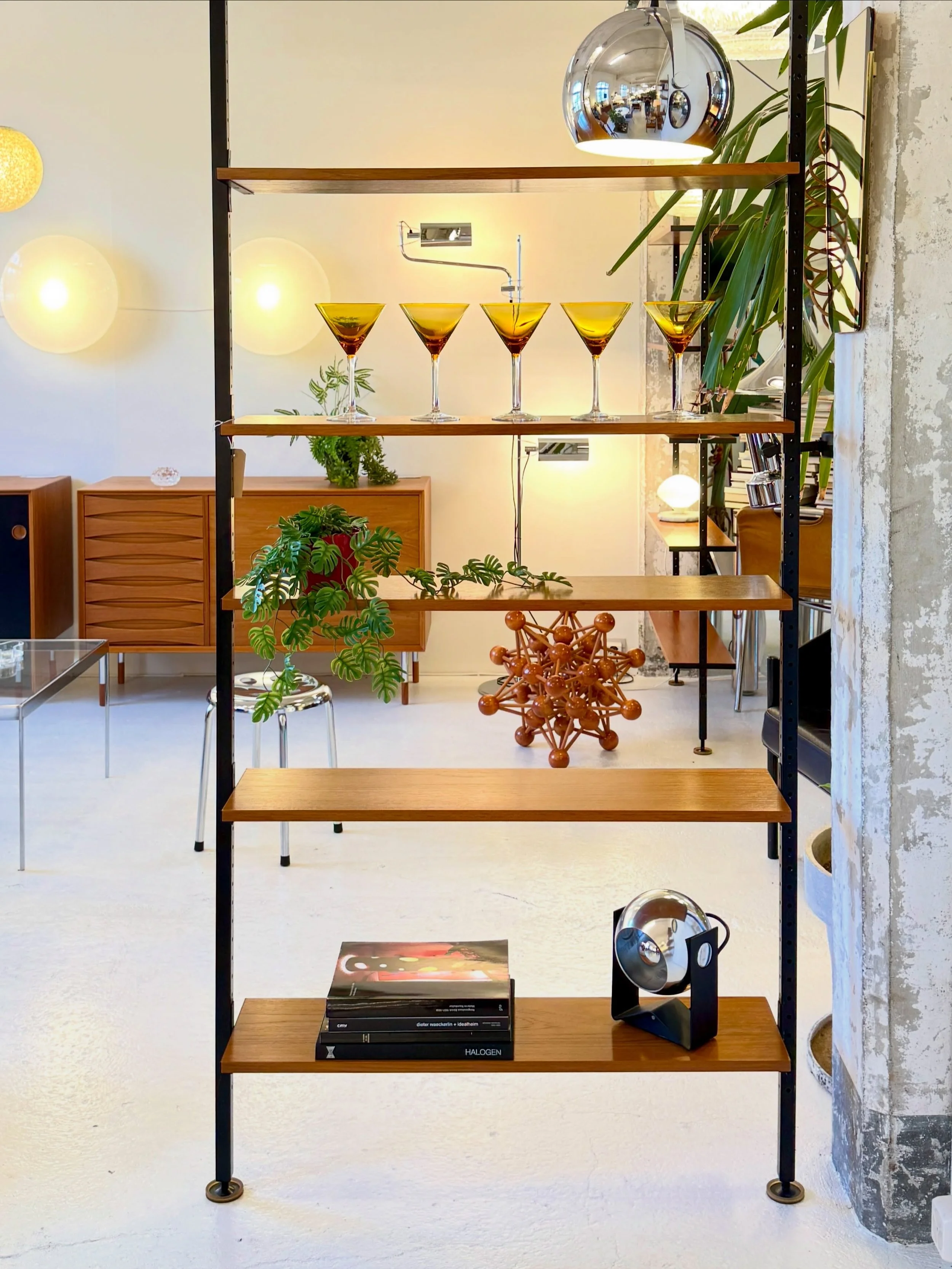 Diverse Teleskopregale

Bild 1+2 Teak 550 Chf
H210-315 B94 T22

Bild 3+4 weiss 3-reihig 1150 Chf
H235-285 B240 T20/30

Bild 5+6 Nussbaum Spezial 680 Chf
H235-255 B70 T22

Bild 7+8 Nussbaum 3-reihig 1150 Chf

Bild 9+10 Esche 500 Chf
H235-285 B95 T24

