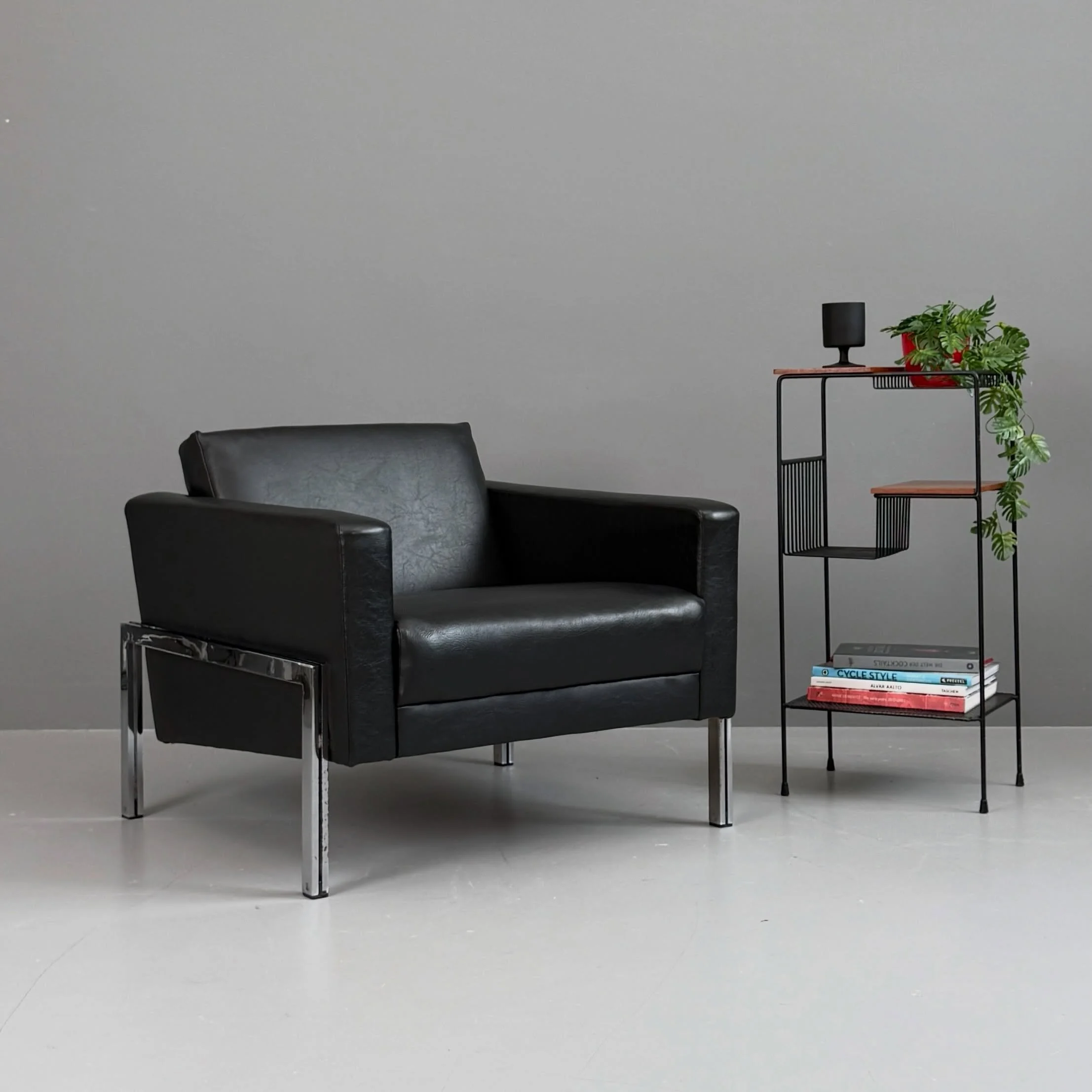 Kubischer Sessel mit Chromgestell

680 Chf
B75 T80 H65 SH33
Kunstleder

Gestell ❌

#sessel #armchair #vintagelounge #coolfurniture #interiordesign