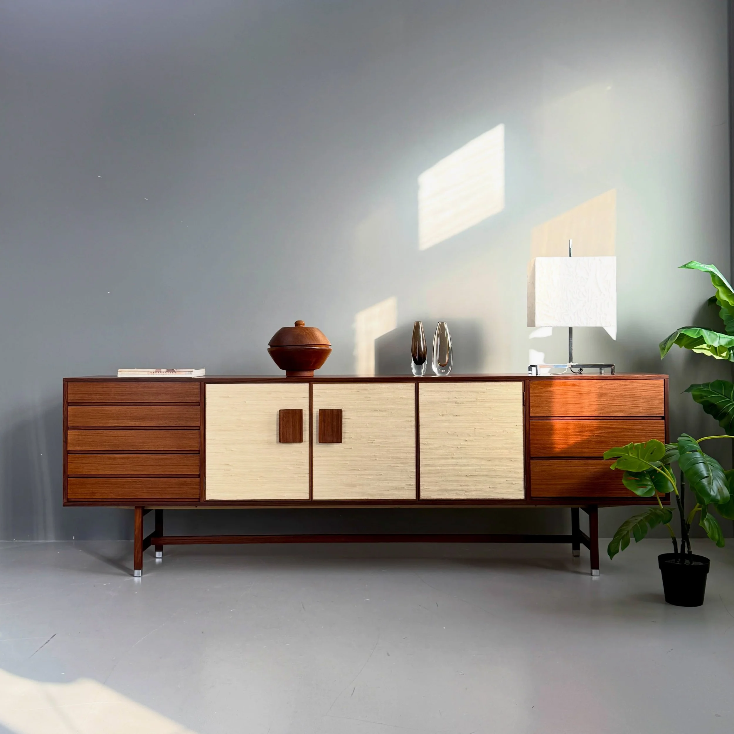 Sideboard Modulus by Fristho, NL

❌ sold
L252 B43 H84

#fristho #sideboard #vintagesideboard #mcmsideboard #vintagedesign