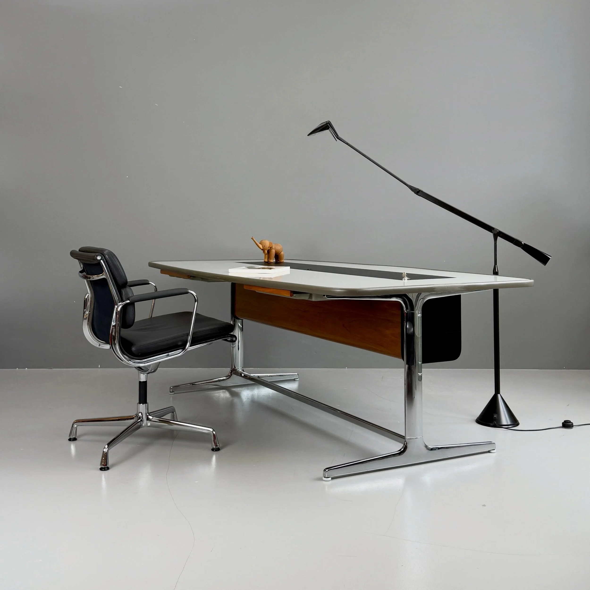 George Nelsons Action Office by Herman Miller

2200 Chf
L212 B107 H72

Eames SoftPad
1650 Chf

#georgenelson #hermanmiller #actionoffice #designklassiker #eames