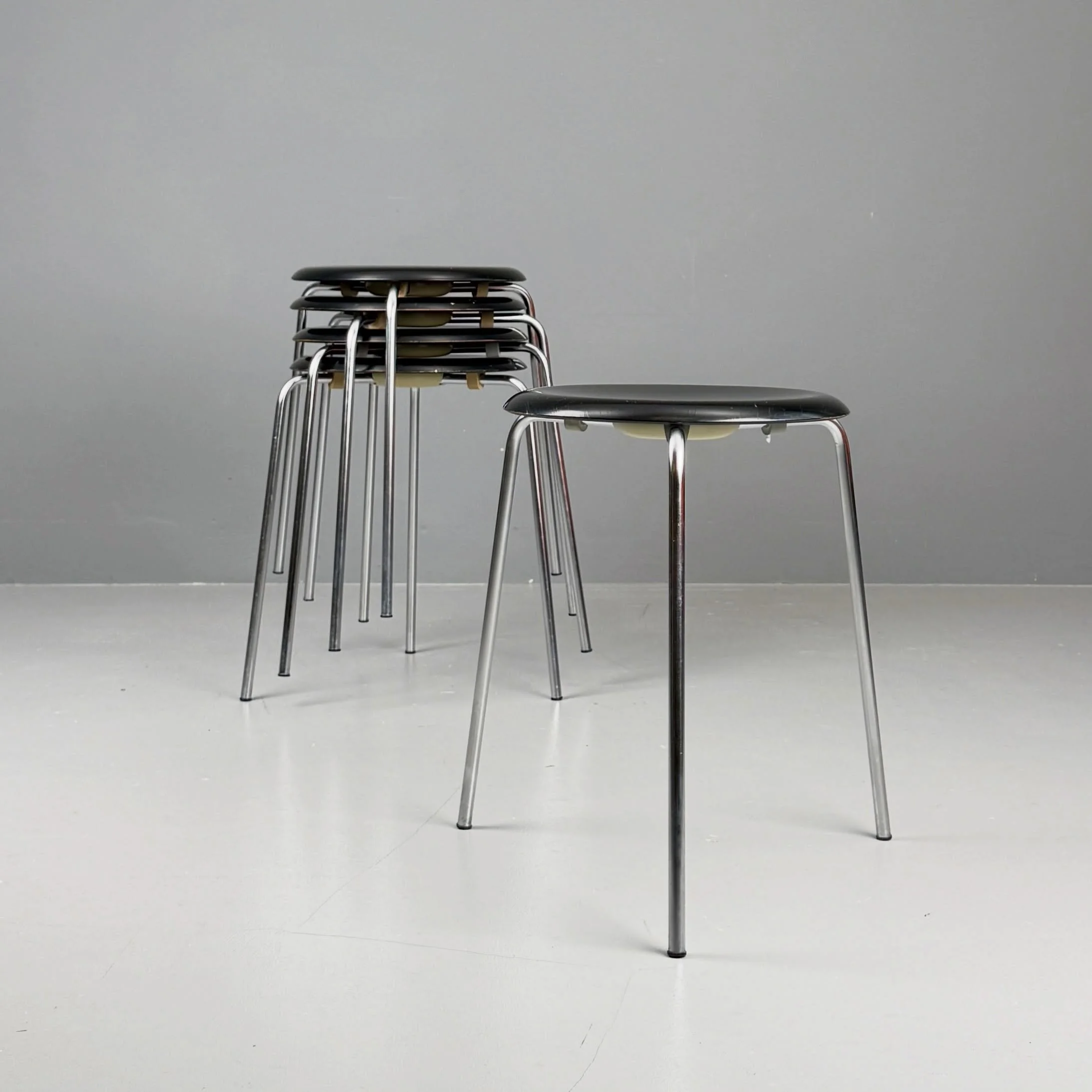 5 Arne Jacobsen Hocker f&uuml;r Fritz Hansen, 1968

280 Chf / Stk.
H45 D33

#fritzhansen #arnejacobsen #hocker #stool #1968