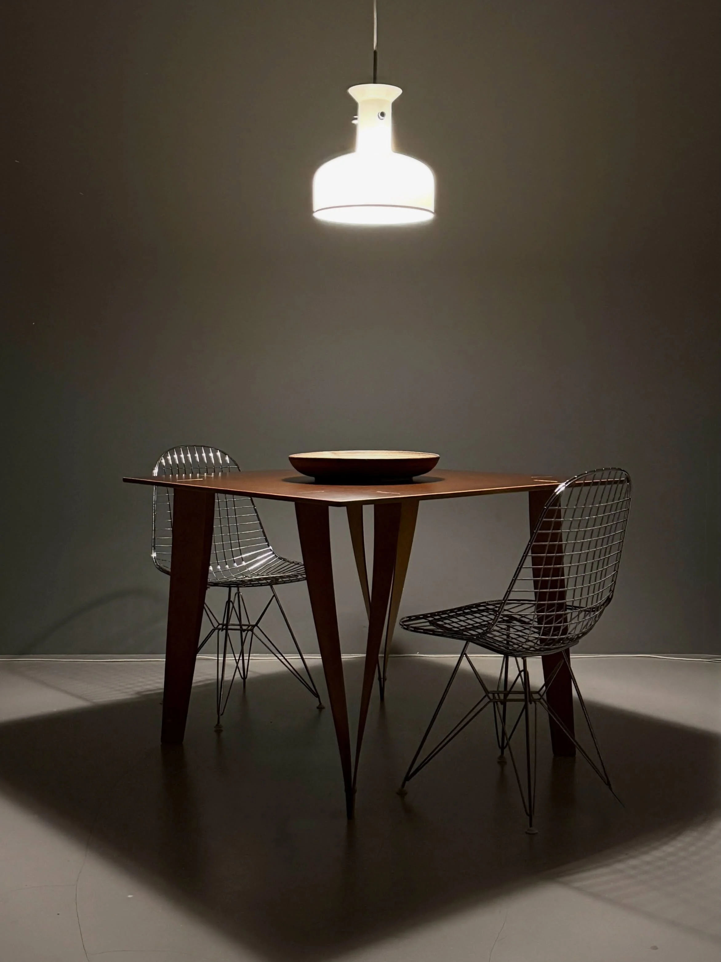 Skulpturaler Tisch im Stecksystem, unbekannt

1200 Chf
B 99x99 H76

#tisch #table #design #tischdesign #tabledesign