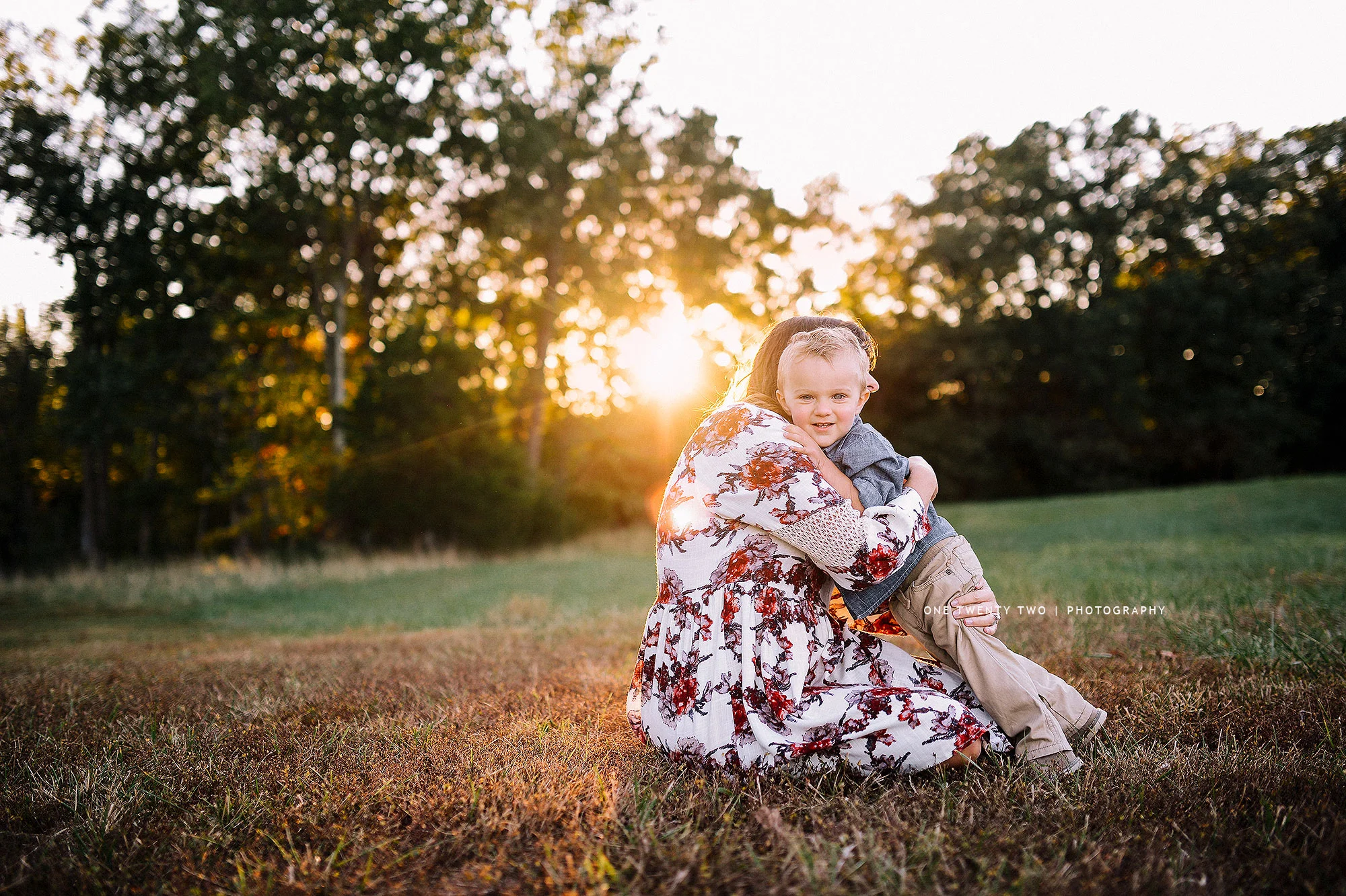 ladue-missouri-mom-hugging-toddler-at-sunset-one-twenty-two-photography.jpg