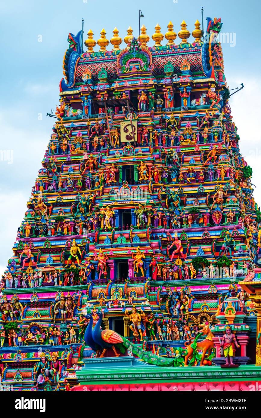 chennai-india-close-view-of-religious-figures-of-famous-arulmigu-kapaleeswarar-temple-in-chennai-the-capital-of-tamil-nadu-india-2BWM8TF.jpg