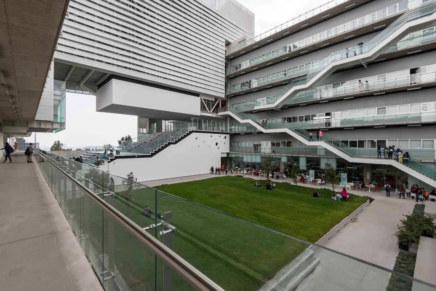 CENTRO_COURTYARD_DAY.jpeg