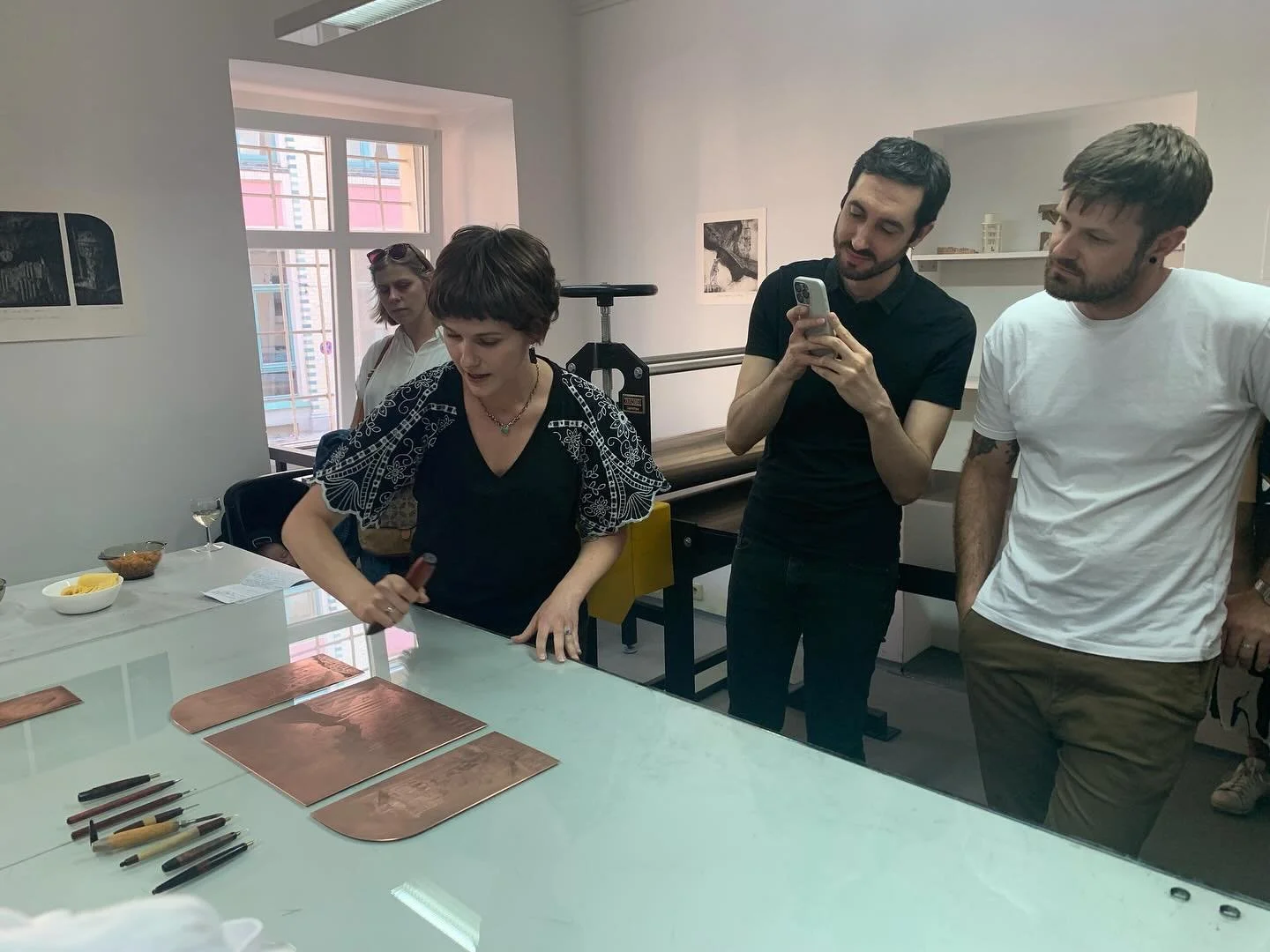 Thanks all for a beautiful reception last week at @galeria_miejska_pracownia - my heart is so full! Here’s some photos from the evening 🖤✨
#printmaking #mezzotint #time #pressure #wieżaciśnień #wroart #fulbrightpoland