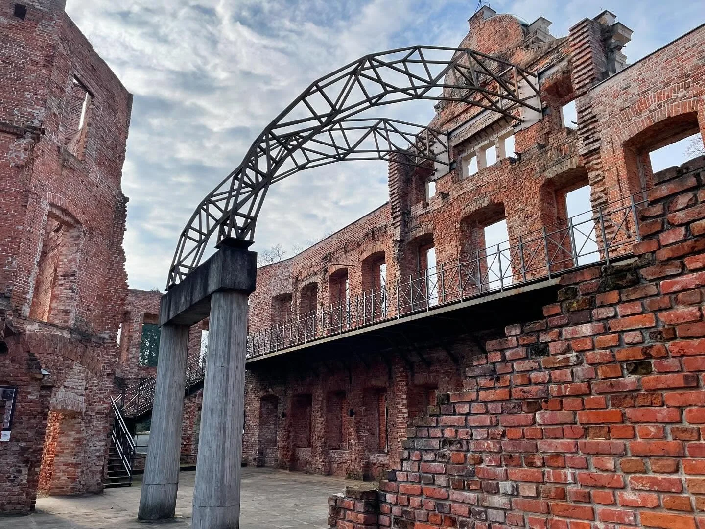 Zamek w Żmigrodzie i Pałac w Goszczu. Got to explore two ruined palaces of Lower Silesia this weekend. And a good wieża ciśnień in Żmigród. Thanks @odiniswithme 
#polska #dolnośląskie #zamek #pałac #fulbrightpoland