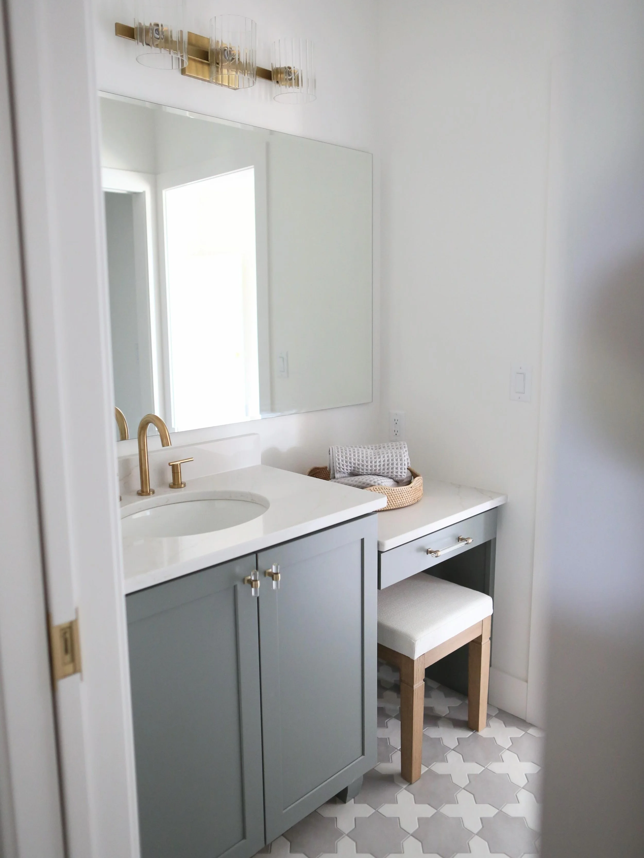 The sweetest Jack &amp; Jill baths from last year&rsquo;s Parade Home! 🤍 If you toured the home, you probably remember these were just out of sight behind the roped-off bedrooms. So today, we&rsquo;re giving them the spotlight they deserve!