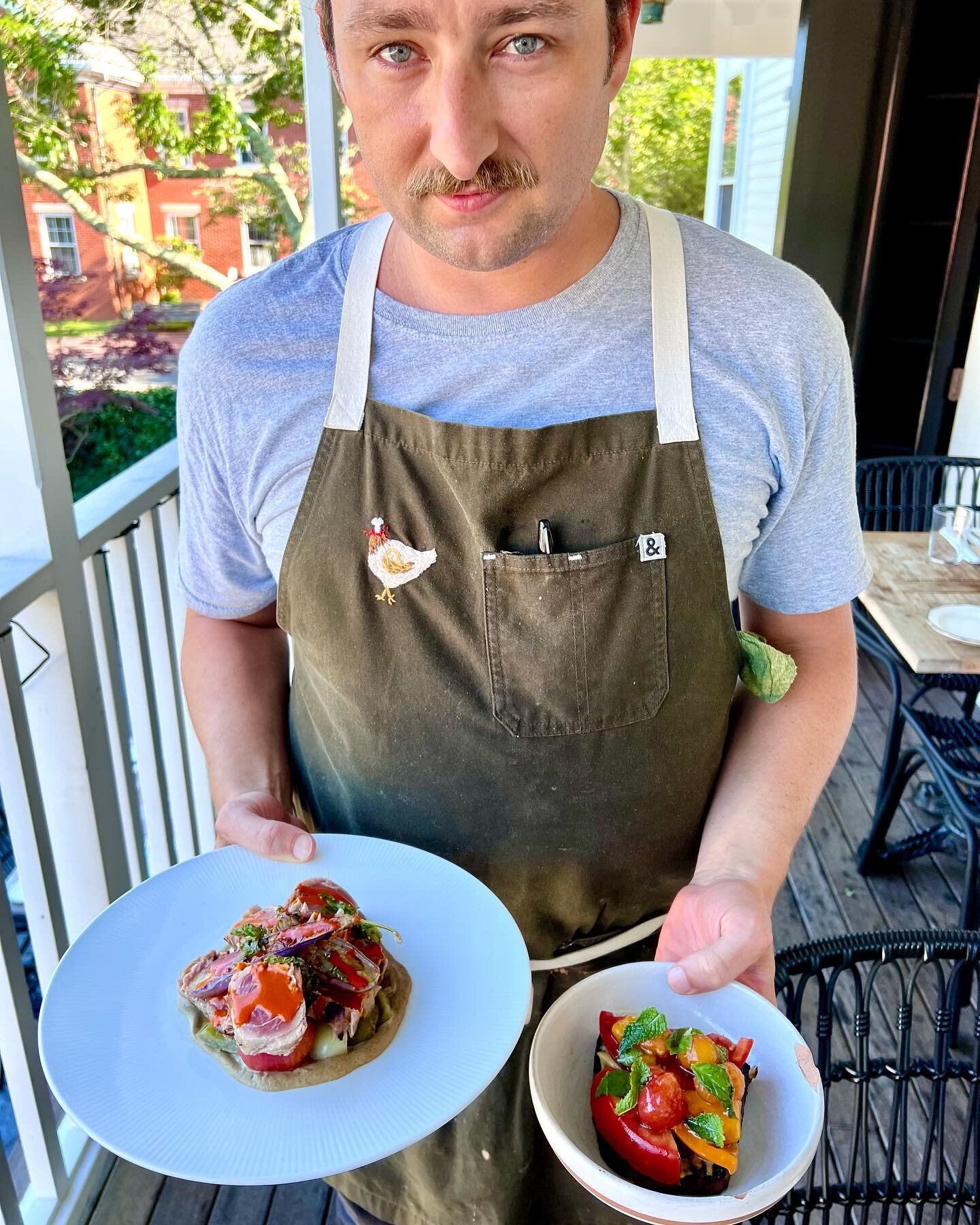 @scott_fiore takes his tuna &amp; tomato toasts very very seriously! &hellip;with good reason!  silly people serving serious eats starting at 5:30 tonight! 🍅 🍅 🍅 
.
.
.
#nantucket #ack #local #tuna #tomatoseason #localfood #eeeeeats #italian #ital
