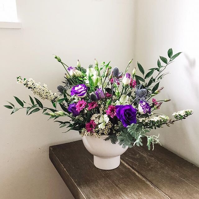 As offices open up again, flowers can add joy to the work day.✨✨ #officedecor #spreadlove .
.
.
.
.
.
#floraldesign #flowerarrangement #elopementflowers #smallgatherings #flowerdelivery #supportsmallbusiness #florist #wreaths #customorders #clientgif