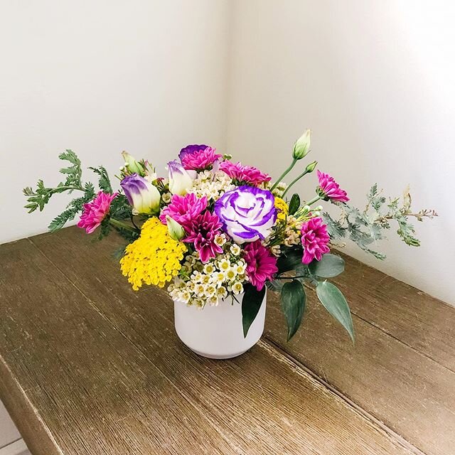 Some joy and whimsy for my wonderful clients @doucediner . Check out their dine-in and takeout options! 🍽😋 #northshoreeats #restaurantflowers #clientlove .
.
.
.
.
#floraldesign #flowerarrangement #elopementflowers #smallgatherings #flowerdelivery 