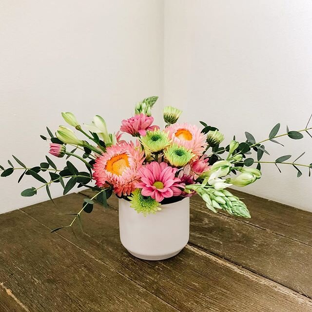 Welcoming in summer with sherbet colours.🍨 #summervibes #restaurantflowers .
.
.
.
.
.
#floraldesign #flowerarrangement #elopementflowers #smallgatherings #flowerdelivery #supportsmallbusiness #florist #wreaths #customorders #clientgifts #centerpiec