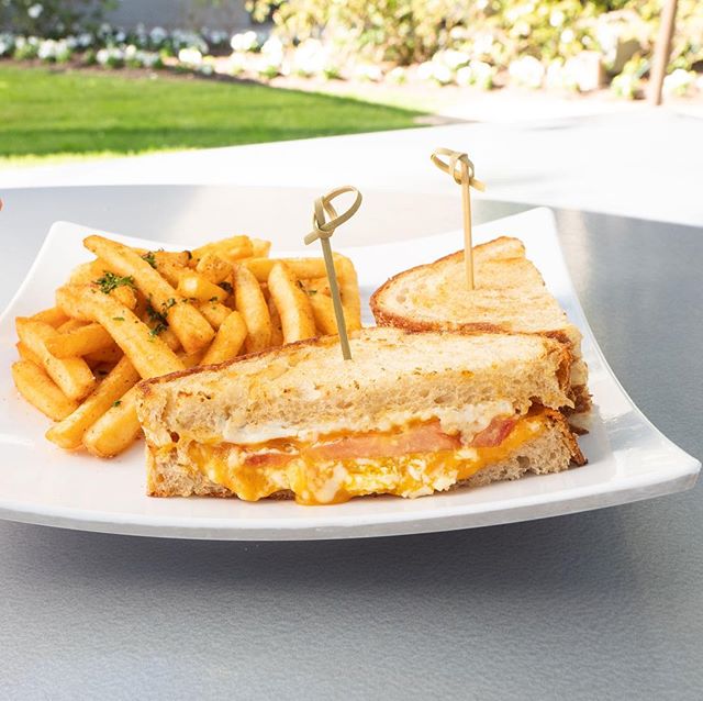 It&rsquo;s #nationalgrilledcheeseday 🧀and I&rsquo;m ready to head to @palettephxart at the art museum to feast on this beauty and enjoy their fabulous patio! (Yes, I love tomato 🍅on mine!) Send pics of your #cheesepulls! #grilledcheese #favoritesan