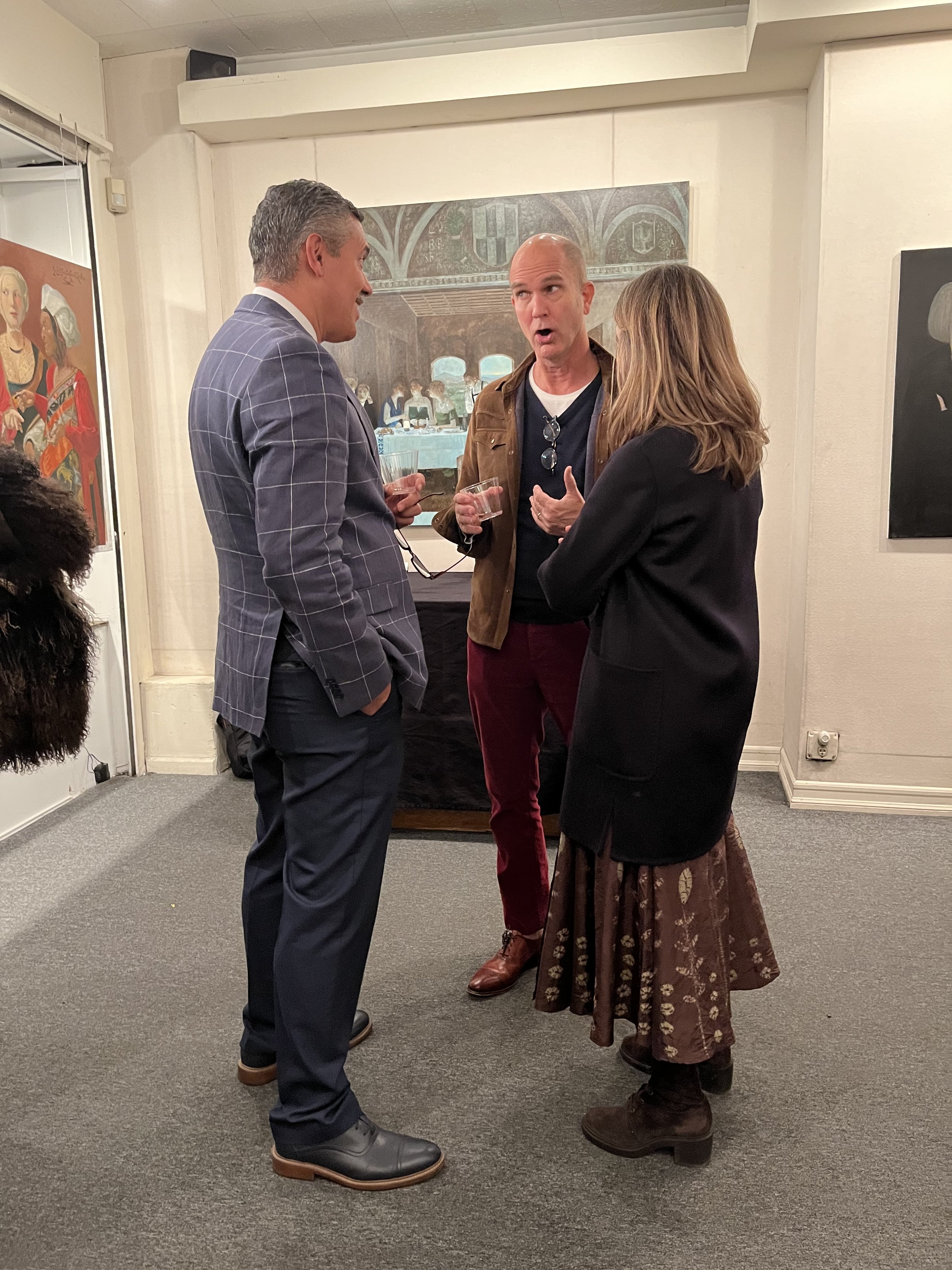 Gallerist Alfred González in dialogue with collectors.