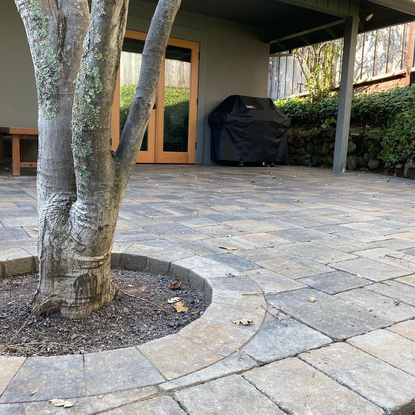 A tight little calstone antique flat top paver patio. Love the way it turned out. The boys really gave this one some extra love &hellip; #hardscapelife #hardscapedesign #hardscapebrotherhood #paverpatio #outdoorliving #siteonehardscapes