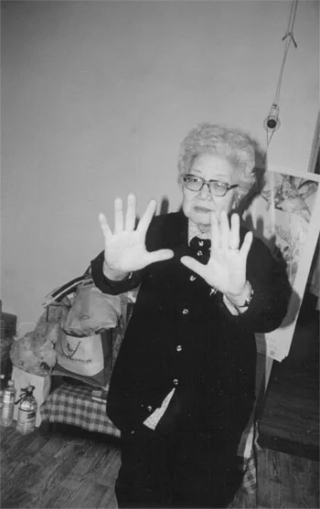 Master Sun Shurong in the Tai Chi posture "Bai He Liang Chi"