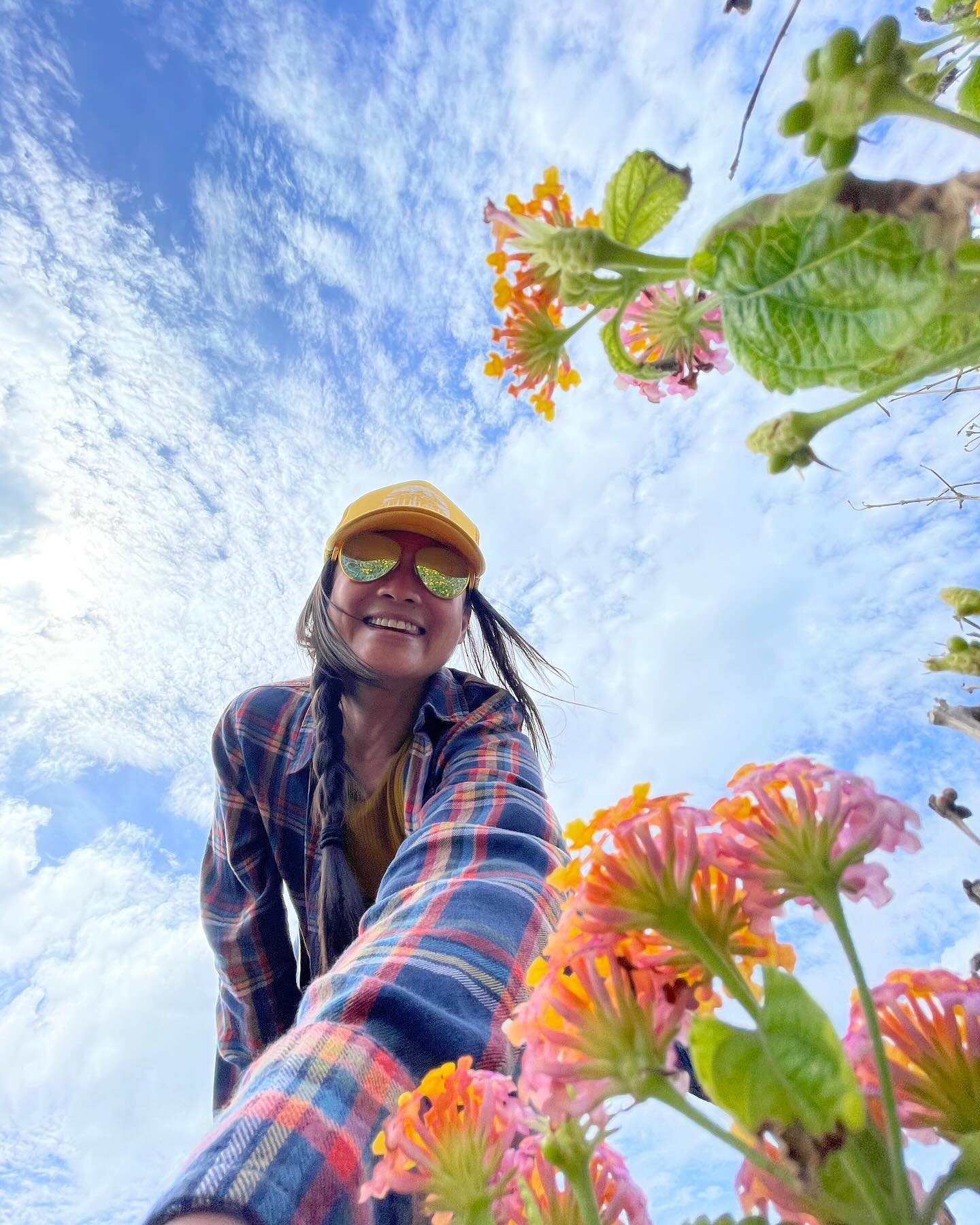 🌺☀️A reminder that joy and grief can coexist&hellip;it&rsquo;s been both a fun and hard start to April💛

Some pics from visiting family in Hawaii and exploring the Big Island a couple weeks ago🙂

💐Smiles and flower selfie

☀️A different kind of w