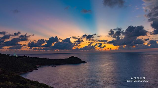 Sunsets like these 🌅😍,
The Galle Bay, Unawatuna 🇱🇰,
,
,
,
,
,
#unwatuna #sunset #galle #clouds #goldenhour #sea #mynikonlife #sunset #landscapes #bay #likeforfollow #likeforlike #l4l #lonleyplanet #sosrilanka #visitsrilanka #srilankadaily #dusk #