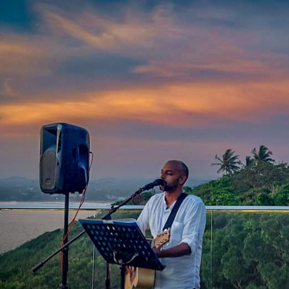 As usual a stunning 🌅 with a love performance by @snkbmusic.
.
.
.
.
#livemusic #rooftopbar #rooftop #sunset #dusk #tapastapasbar #loungebar #lounge #rooftoplounge #srilanka #visitsrilanka #sosrilanka