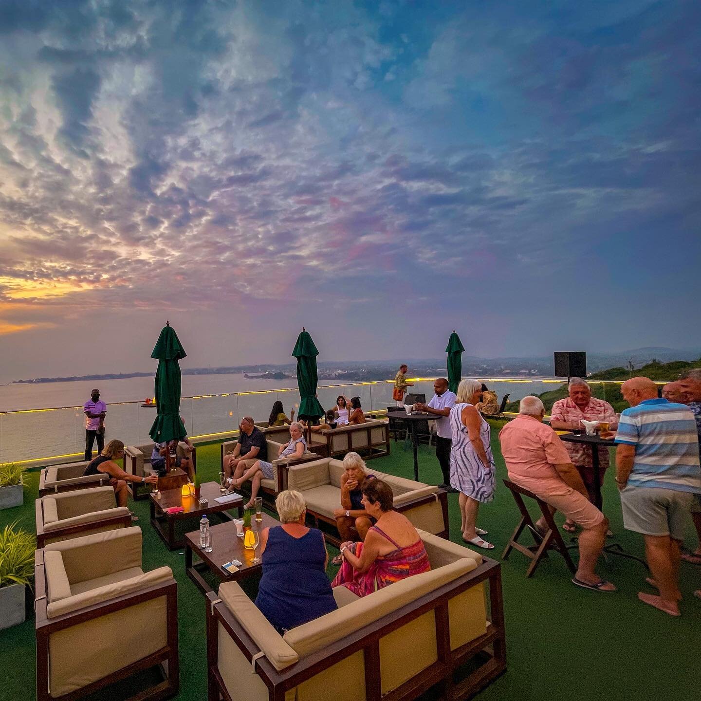 Our rooftop lounge is the best place to enjoy the 🌅 overlooking the Indian 🌊 while sipping a nice cold 🍺.
.
Live music on Saturdays. Follow @buonavista.lounge  for more details
.
.
#lounge #hotel #rooftop #boutiquehotel #sunset #indianocean #lonel