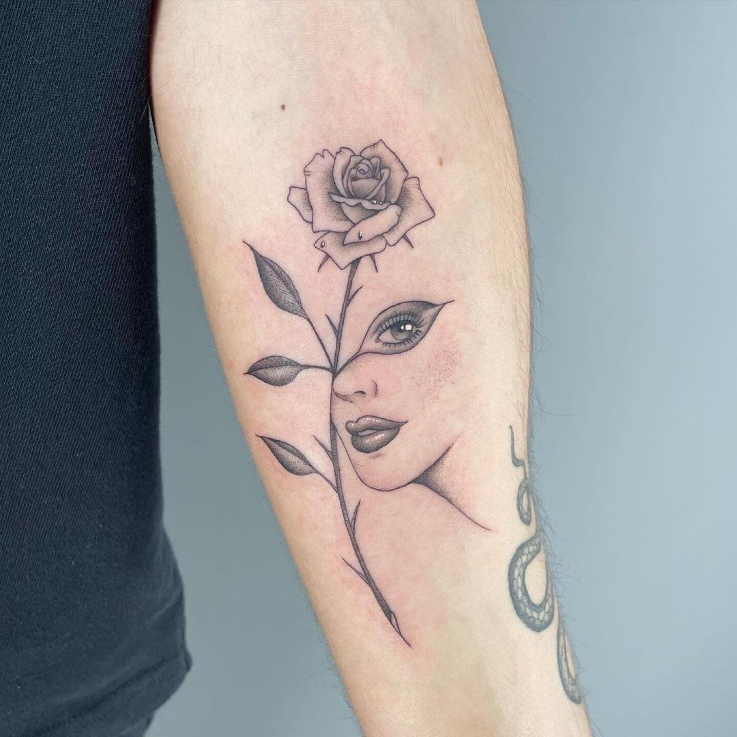 Delicate fine line work by resident artist @luna.venefica.tattoo 🌹

Booking now - use the contact button for more info